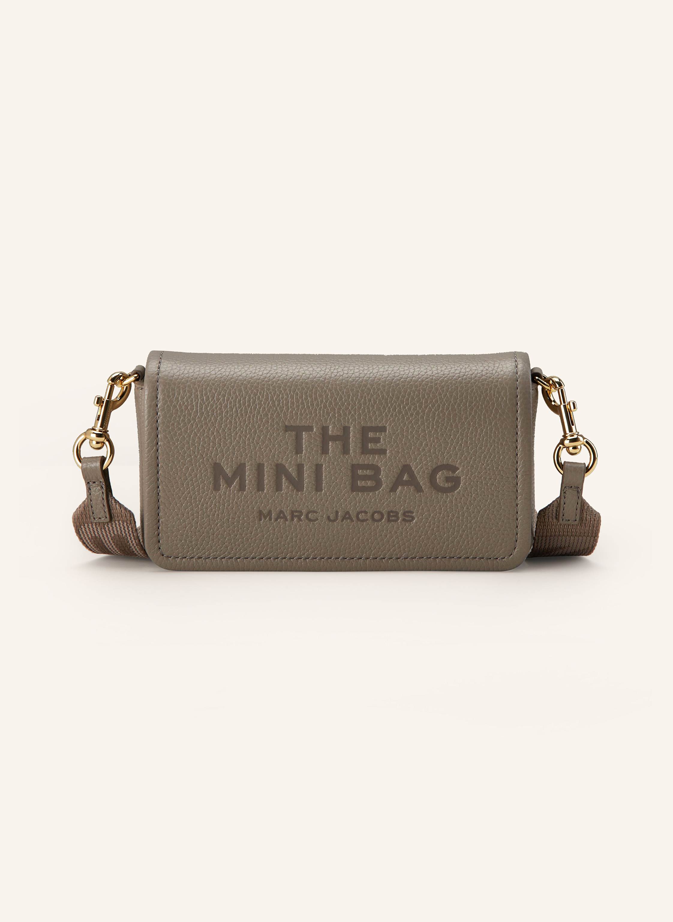 Marc Jacobs Genarbtes Leder. Abnehmbarer, längenverstellbarer Schulterriemen. Schließt mit Magnetverschluss. Ein Steckfach unterhalb des Überschlags. Ein großes Hauptfach innen. Acht Kartensteckfächer. Label-Präg Mini in hellgrau