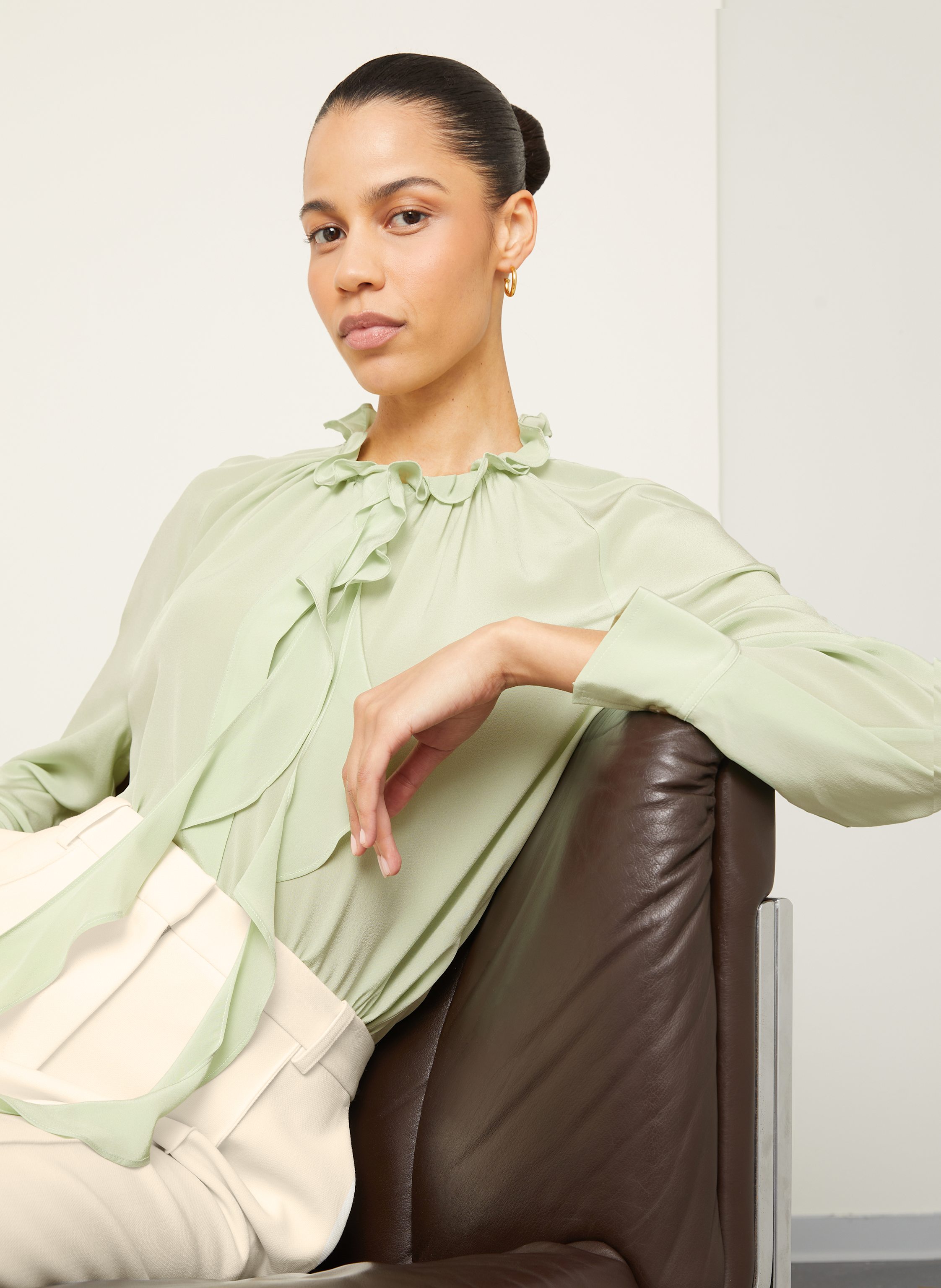 Thumbnail - Victoria Beckham Seidenbluse Mit Schluppe Und Rüschen gruen
