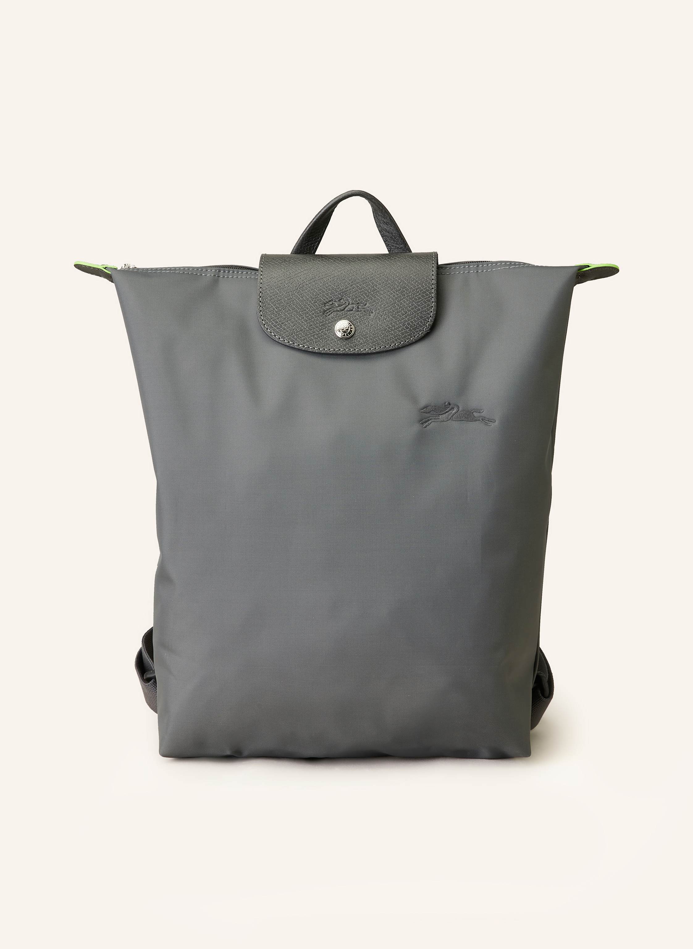 Longchamp Textil mit Lederdetails. Silberfarbene Metalldetails. Schließt mit einem Reißverschluss und Druckknopf. Längenverstellbare Schulterriemen. Tragegriff. Steckfach innen. Label-Details. Dank zusätzlichem in grau