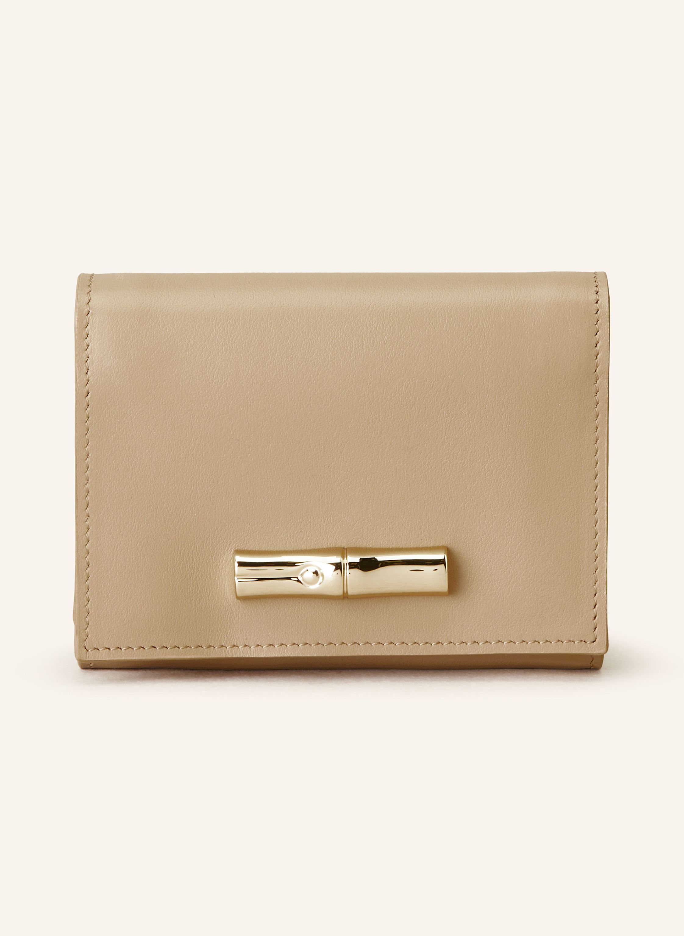 Longchamp Glattleder. Schließt mit Druckknopf. Münzfach mit Reißverschluss. Geldscheinfach. Neun Kartensteckfächer. Zwei Steckfächer. Goldfarbene Hardware in beige