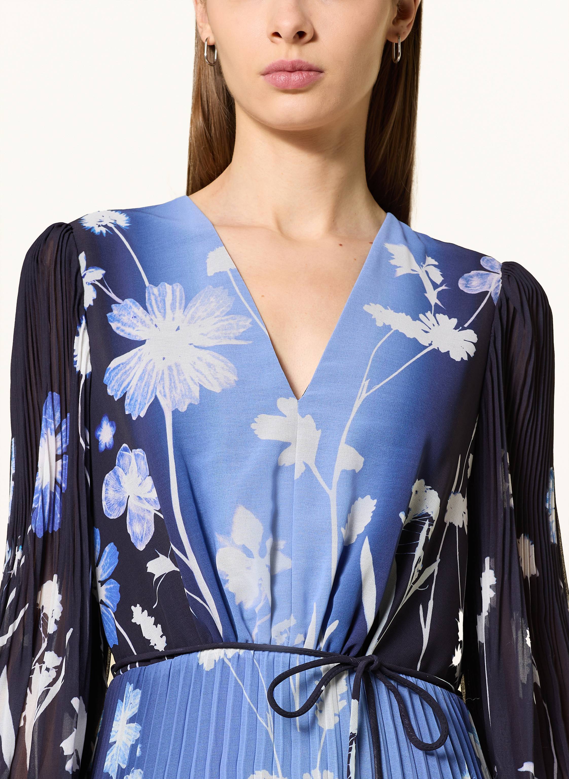 Thumbnail - Phase Eight Kleid Annie Mit Plissees blau