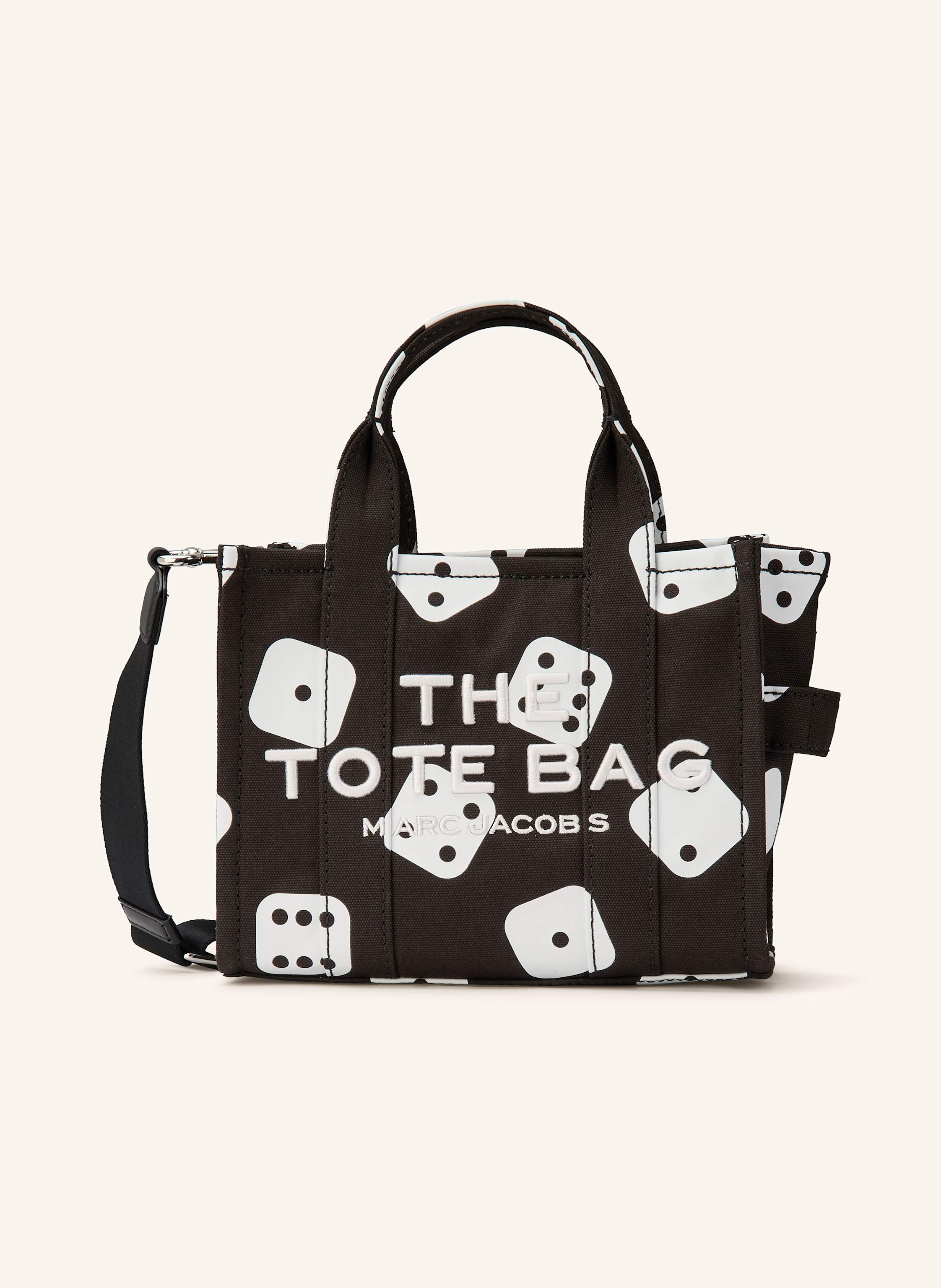 Marc Jacobs Canvas. Würfel-Muster allover. Schließt mit Reißverschluss. Zwei Tragegriffe. Abnehmbarer, längenverstellbarer Schulterriemen. Innen ein Hauptfach. Innenfach mit Reißverschluss. Verstärkter Taschenbod Small in schwarz / weiss