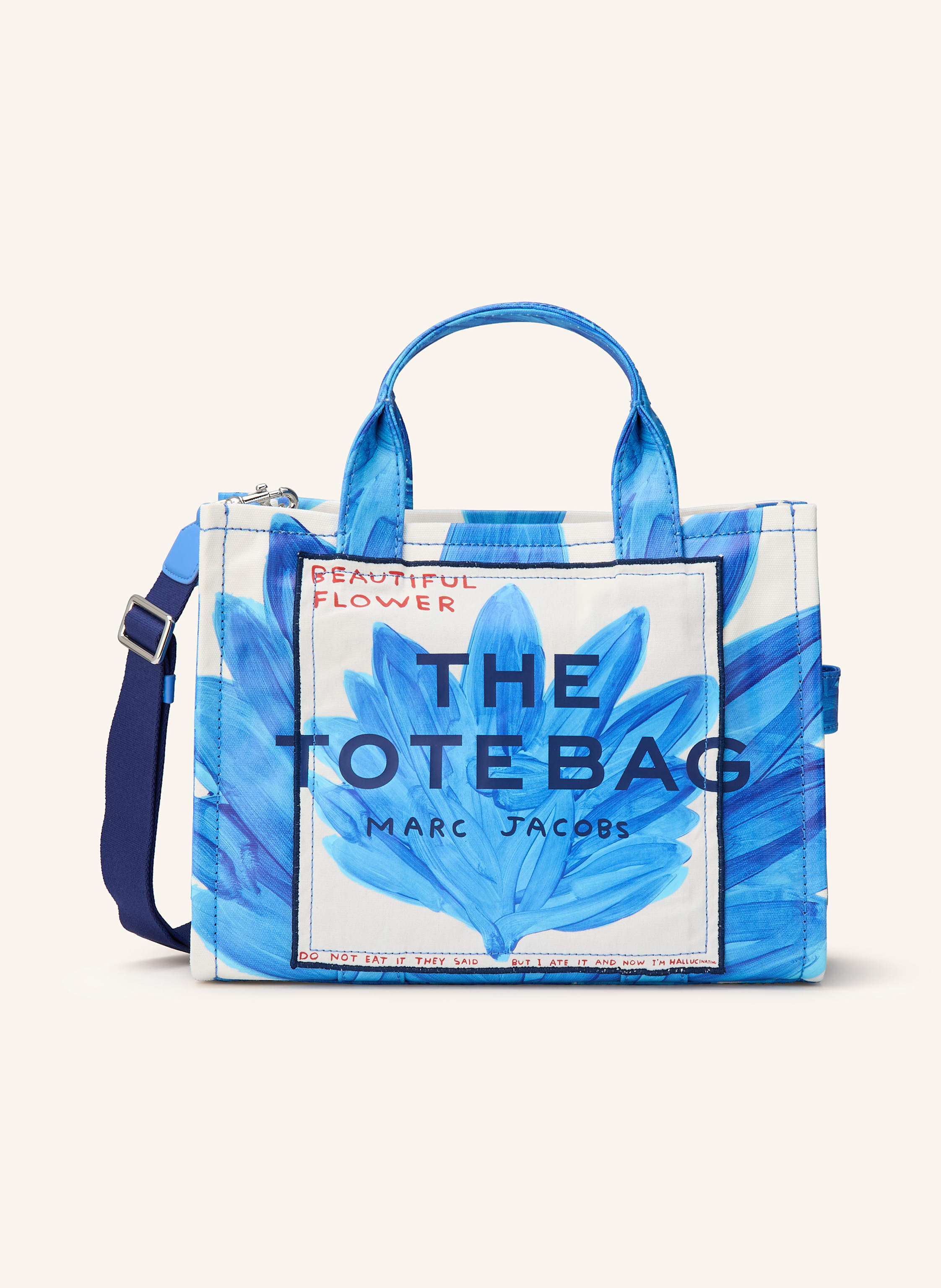 Marc Jacobs Canvas und Synthetik. Floraler Print und Wording. Schließt mit Reißverschluss. Zwei Tragegriffe. Abnehmbarer, längenverstellbarer Schulterriemen. Innen ein Hauptfach. Verstärkter Taschenboden. Label-P Medium in blau / weiss