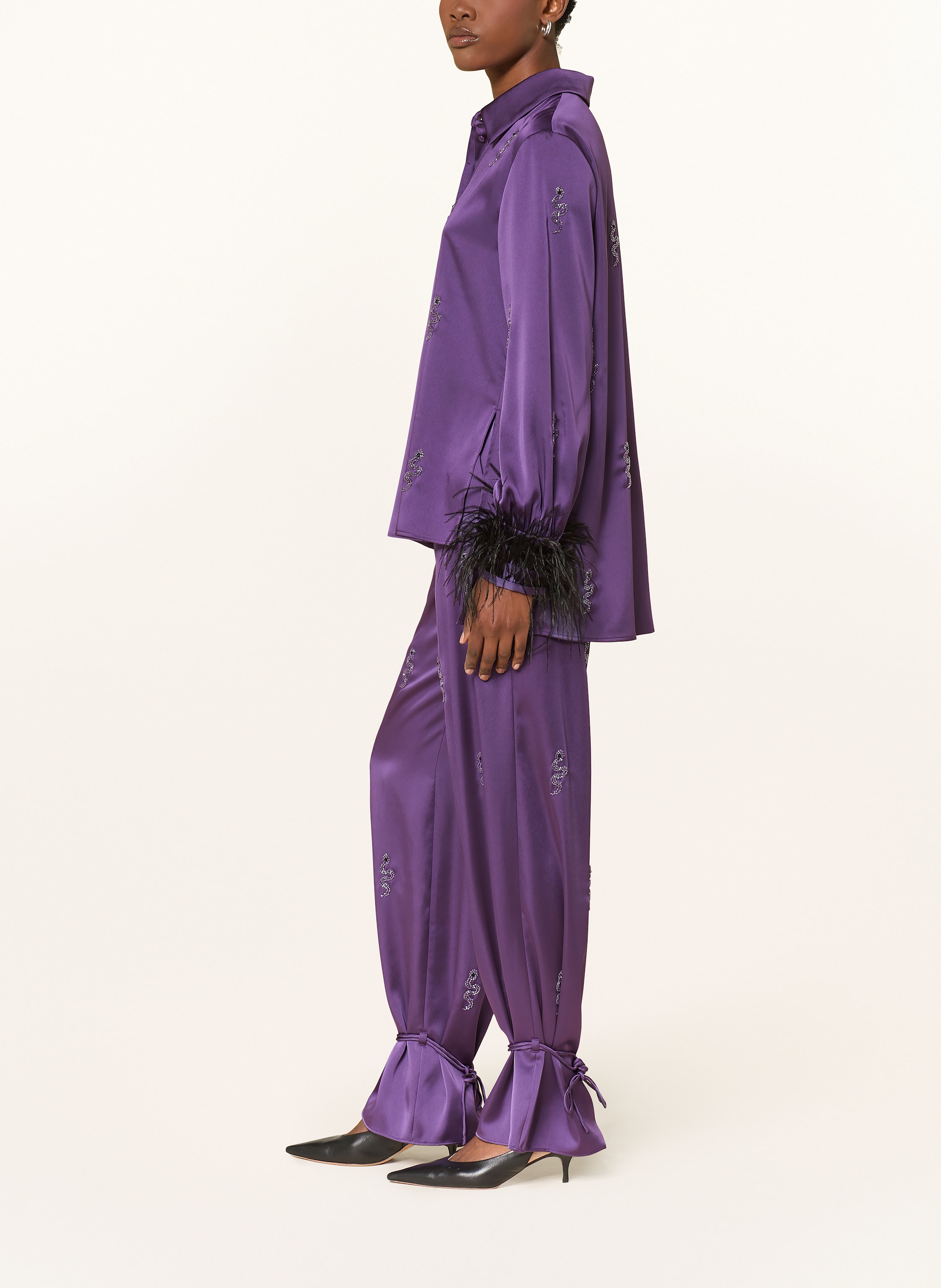 Thumbnail - Marc Cain Hemdbluse Aus Satin Mit Schmucksteinen lila