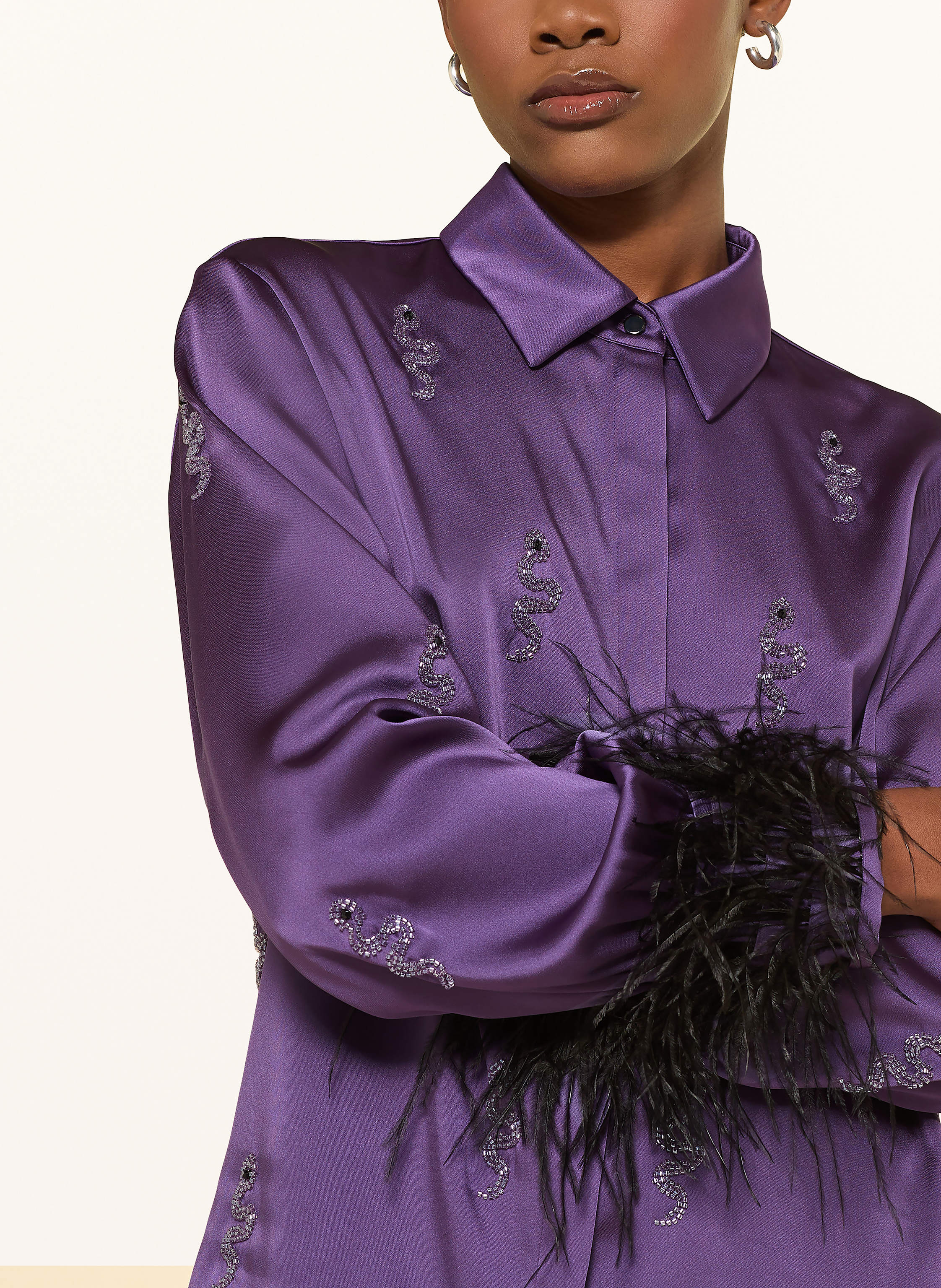 Thumbnail - Marc Cain Hemdbluse Aus Satin Mit Schmucksteinen lila