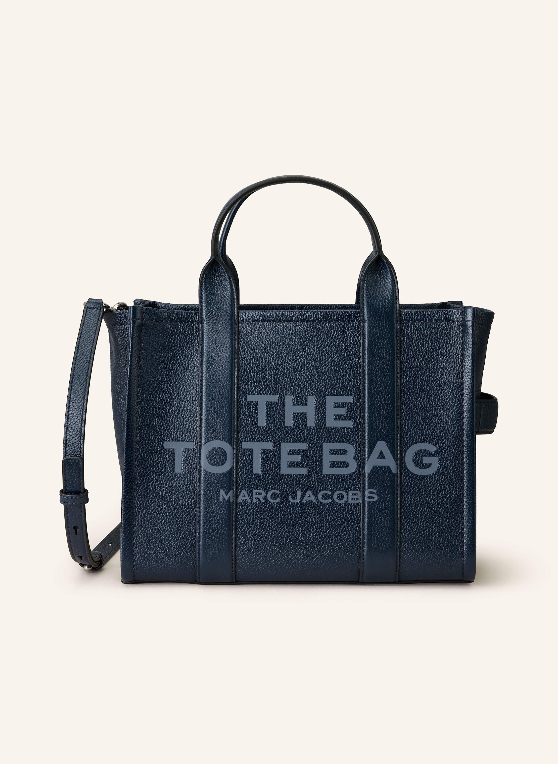 Marc Jacobs Genarbtes Leder. Geprägtes Label-Wording. Schließt mit Reißverschluss. Abnehmbarer, längenverstellbarer Schulterriemen. Innen ein Hauptfach. Innenfach mit Reißverschluss. Zwei Steckfächer für Smartpho Medium in dunkelblau