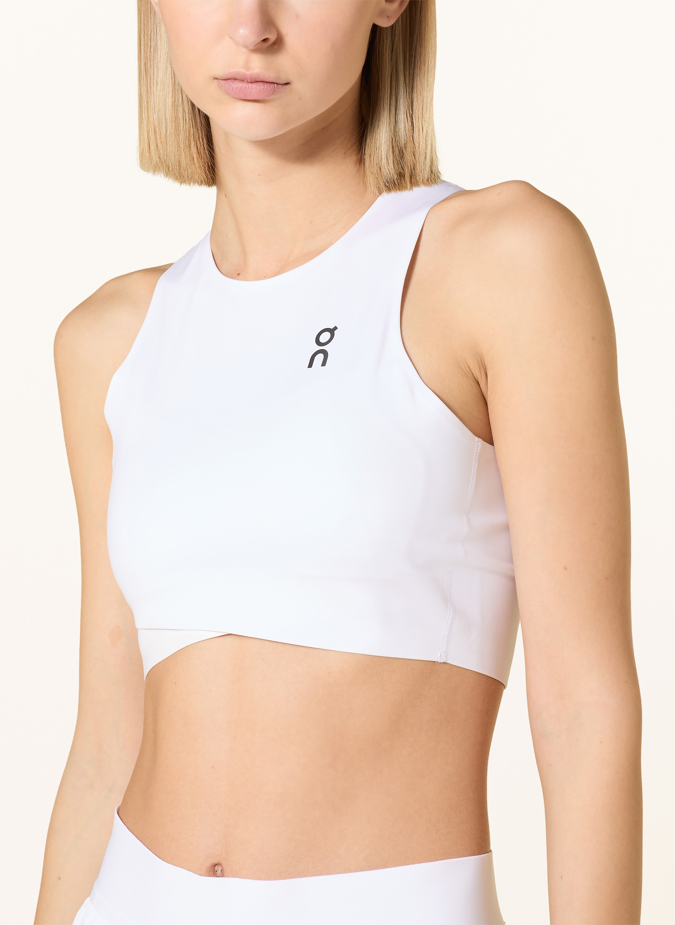 Thumbnail - On Cropped-Top Court weiss