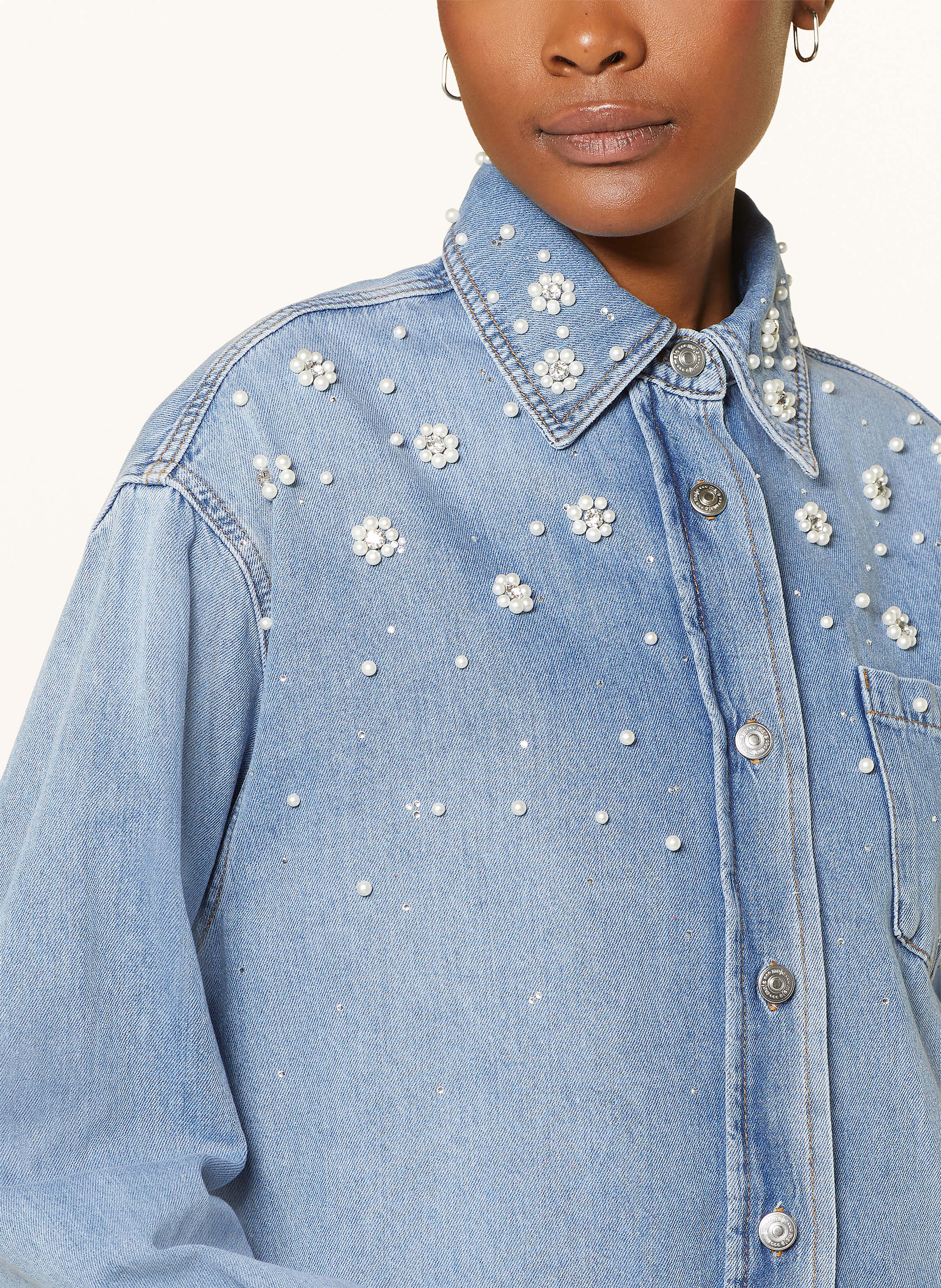 Thumbnail - Maje Jeansbluse Mit Schmuckperlen blau