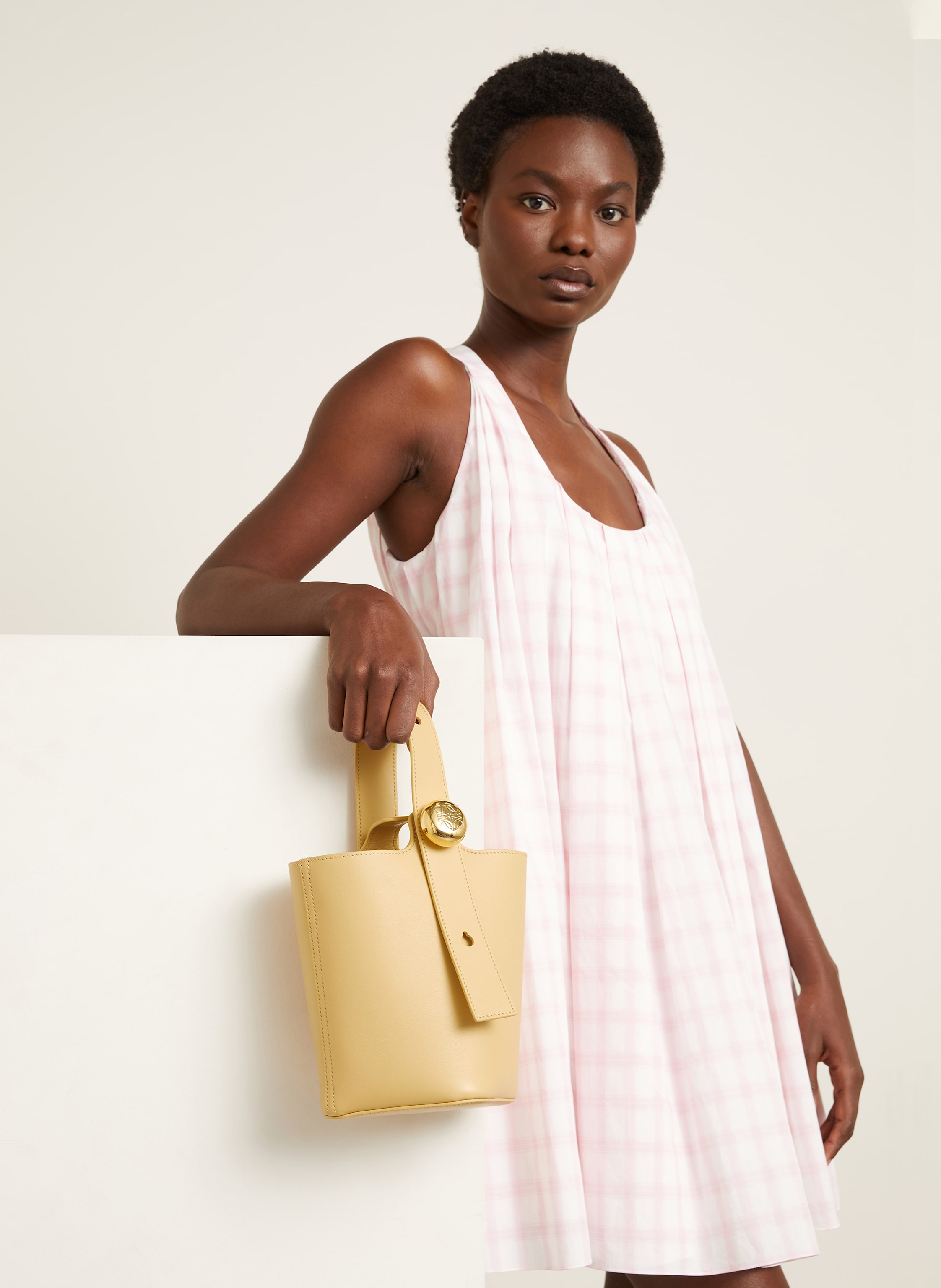 Thumbnail - Loewe Handtasche Pebble Bucket Mini gelb