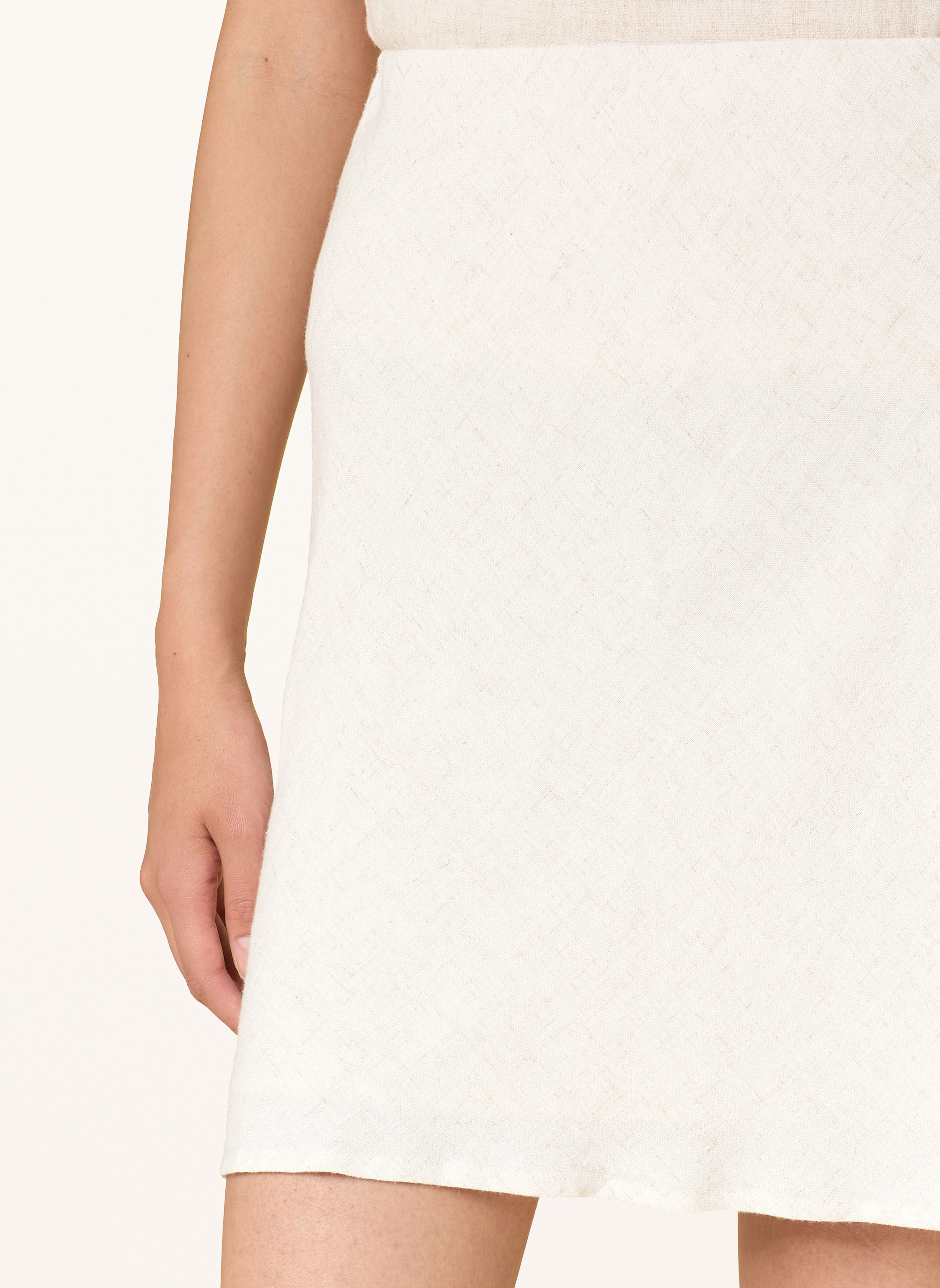 Thumbnail - Neo Noir Rock Lunna weiss