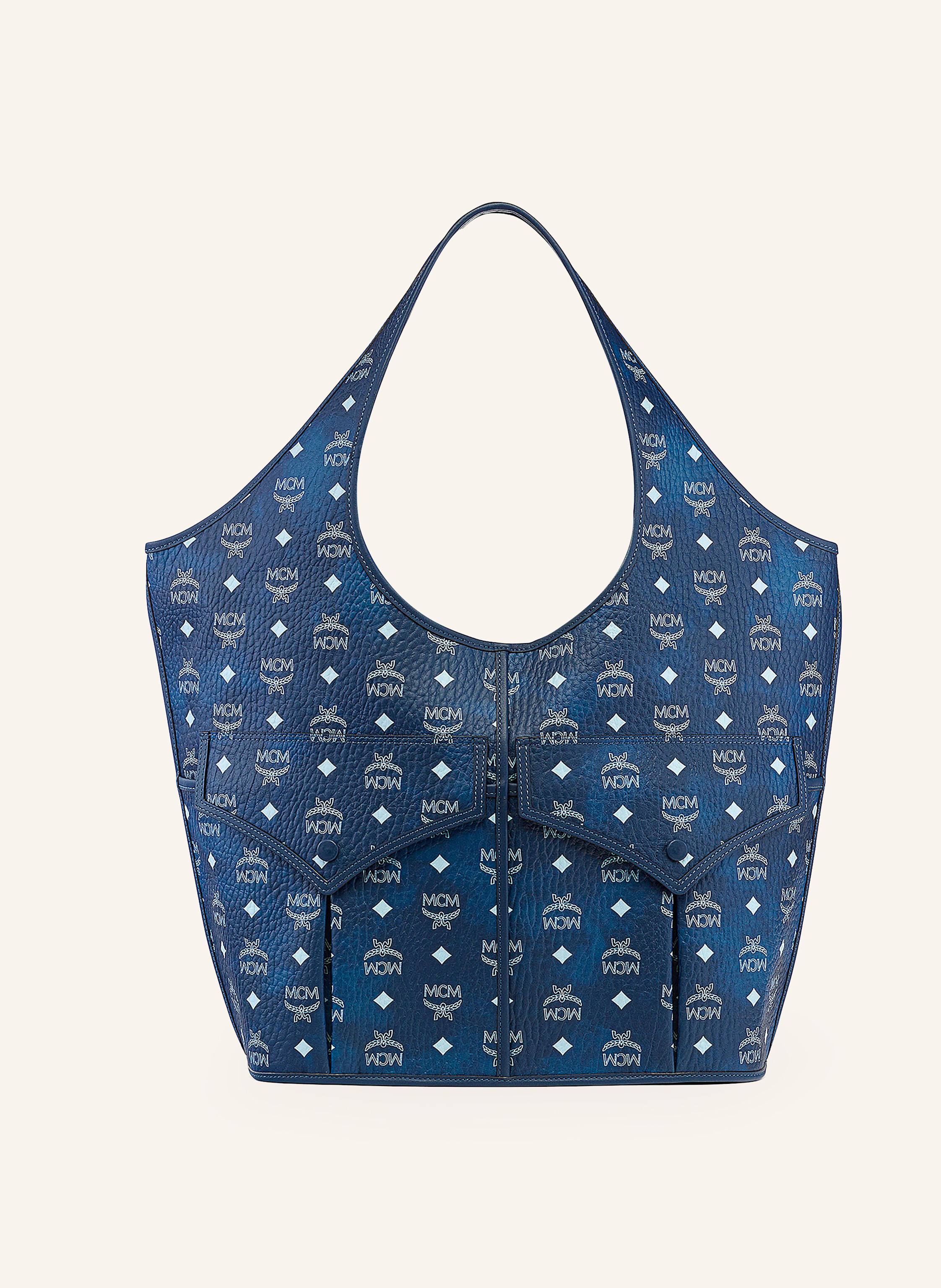 MCM Beschichtetes Canvas und Leder. Monogramm-Muster allover. Zwei Tragegriffe. Außenfächer auf der Vorderseite. Innen ein Hauptfach. Verstärkter Taschenboden in blau / hellblau