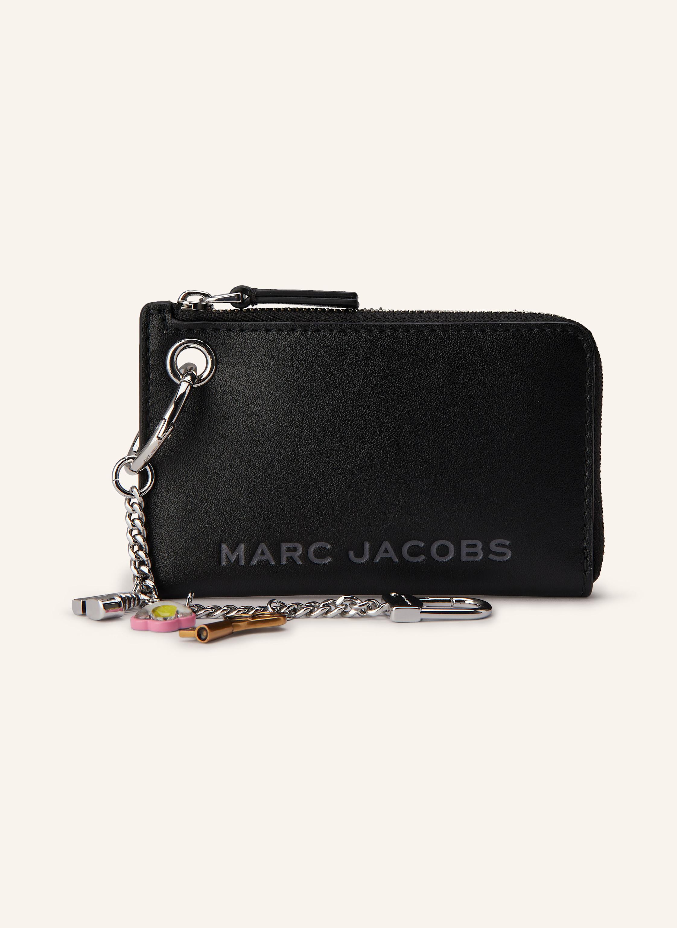 Marc Jacobs Genarbtes Leder. Schließt mit Reißverschluss. Label-Prägung auf der Front. Karabinerverschluss in schwarz