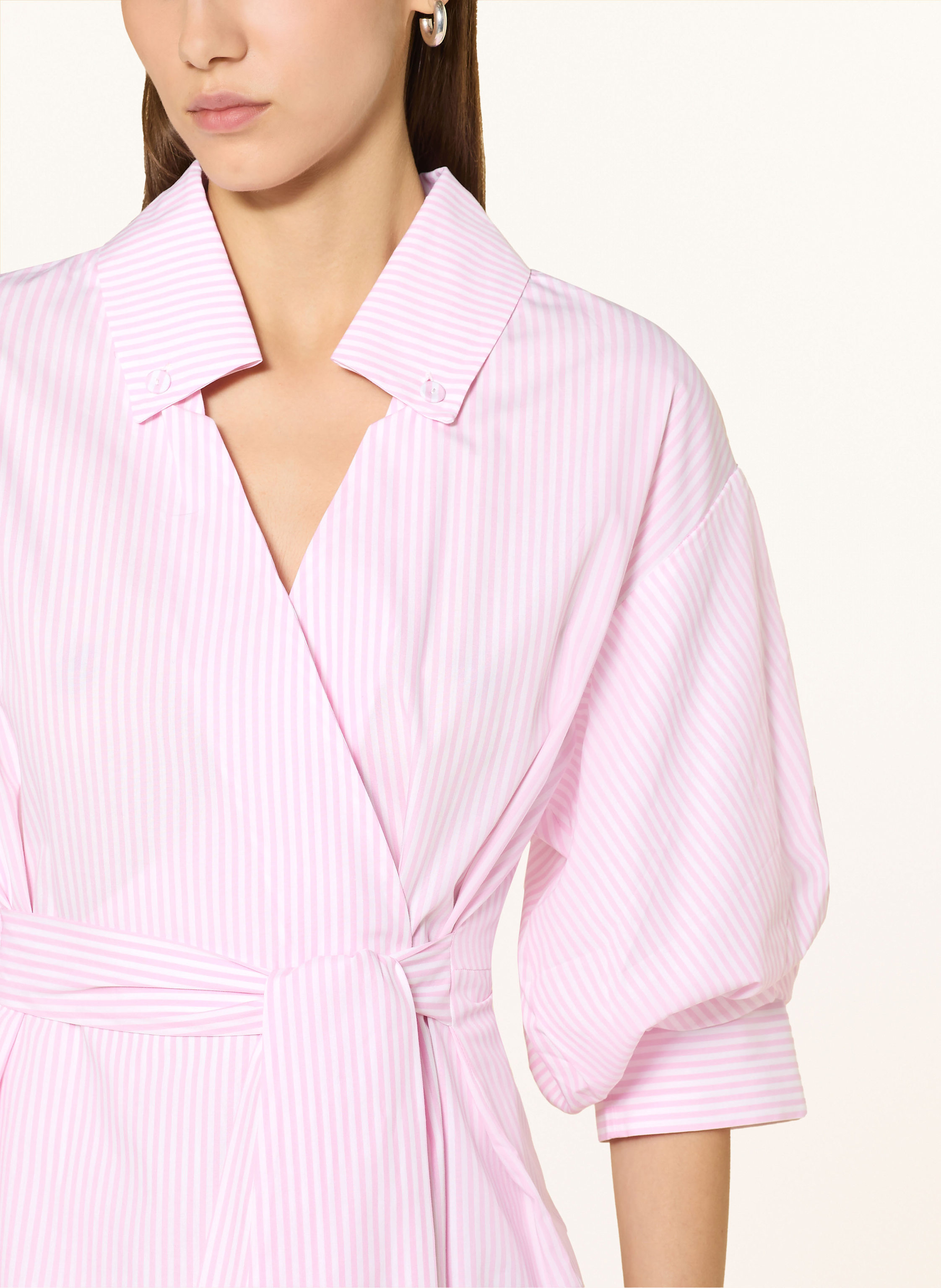 Thumbnail - Rich & Royal Kleid In Wickeloptik rosa