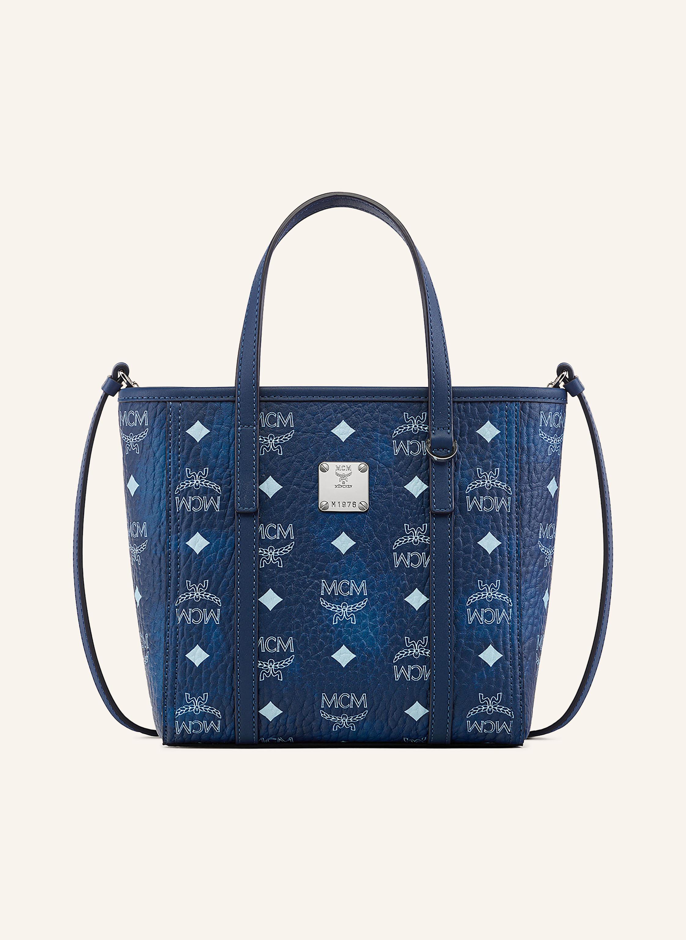 MCM Beschichtetes Canvas mit Lederdetails. Monogramm-Muster allover. Schließt mit Reißverschluss. Zwei Tragegriffe. Abnehmbarer, längenverstellbarer Schulterriemen. Innen ein Hauptfach. Zwei Steckfächer. Mini in blau / hellblau