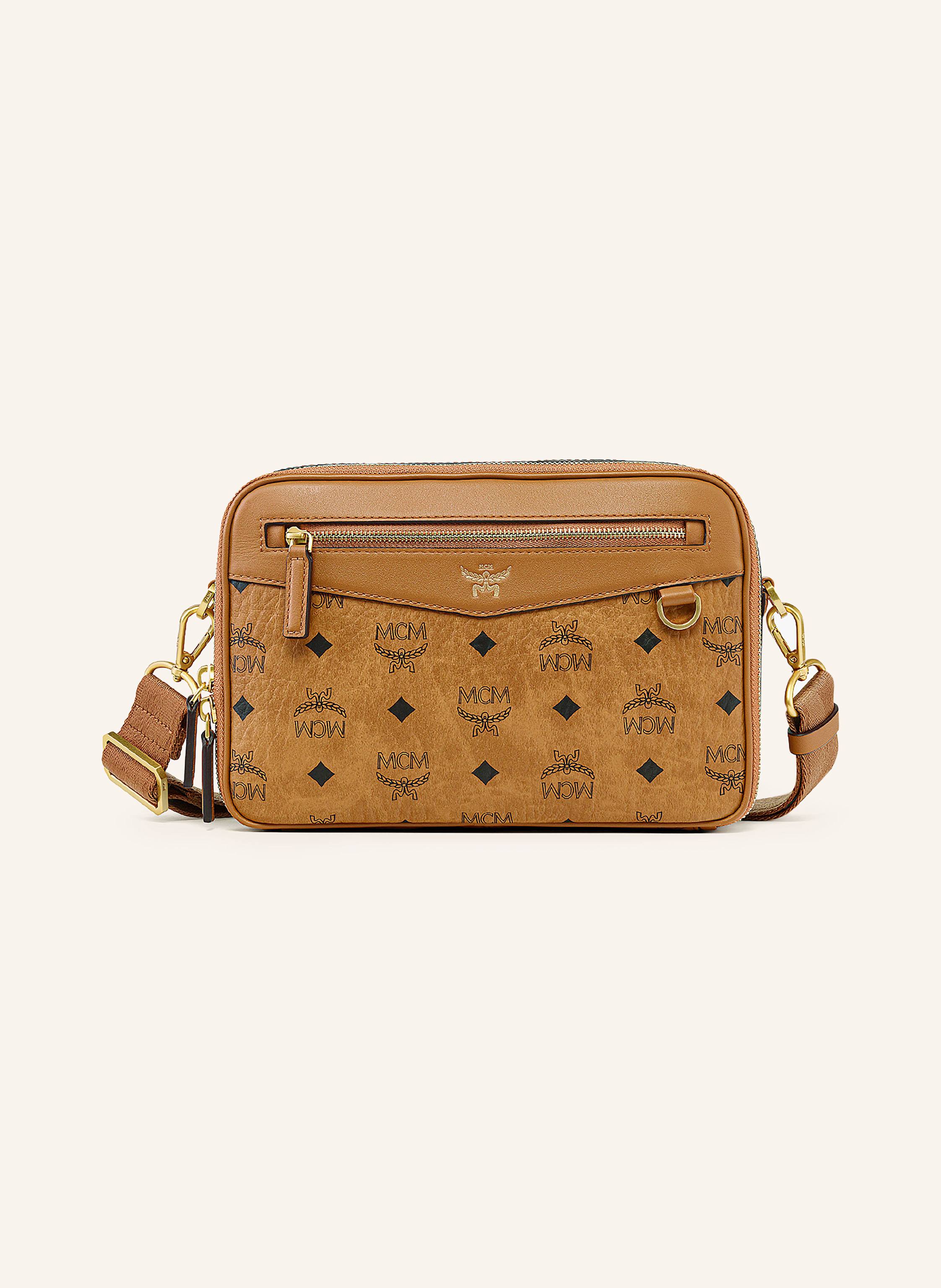 MCM Beschichtetes Canvas mit Lederdetails. Monogramm-Muster allover. Schließt mit Zwei-Wege-Reißverschluss. Abnehmbarer, längenverstellbarer Schulterriemen. Außenfach auf der Vorderseite. Innen zwei Haupt Small in cognac