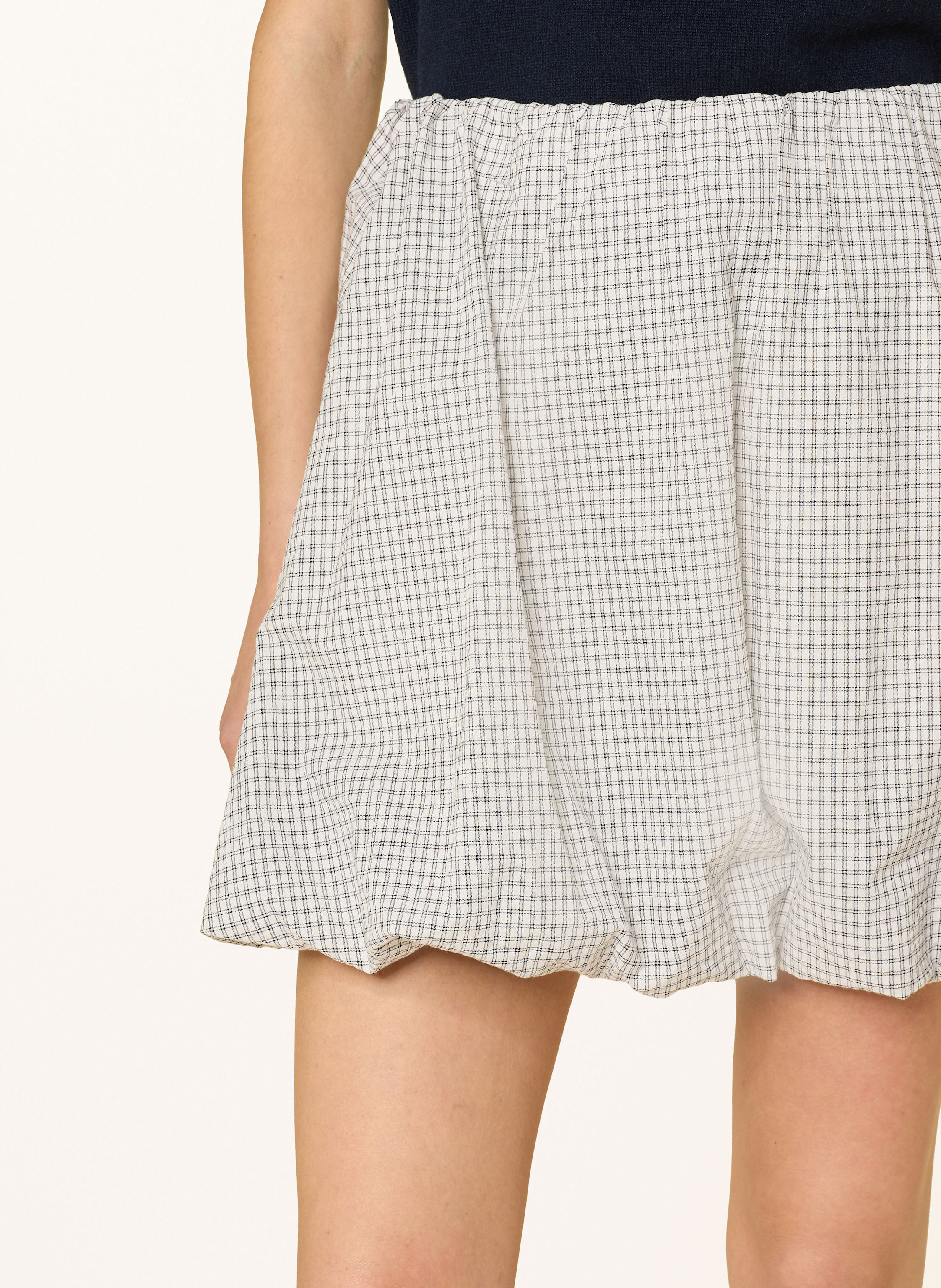 Thumbnail - Neo Noir Rock Stela weiss