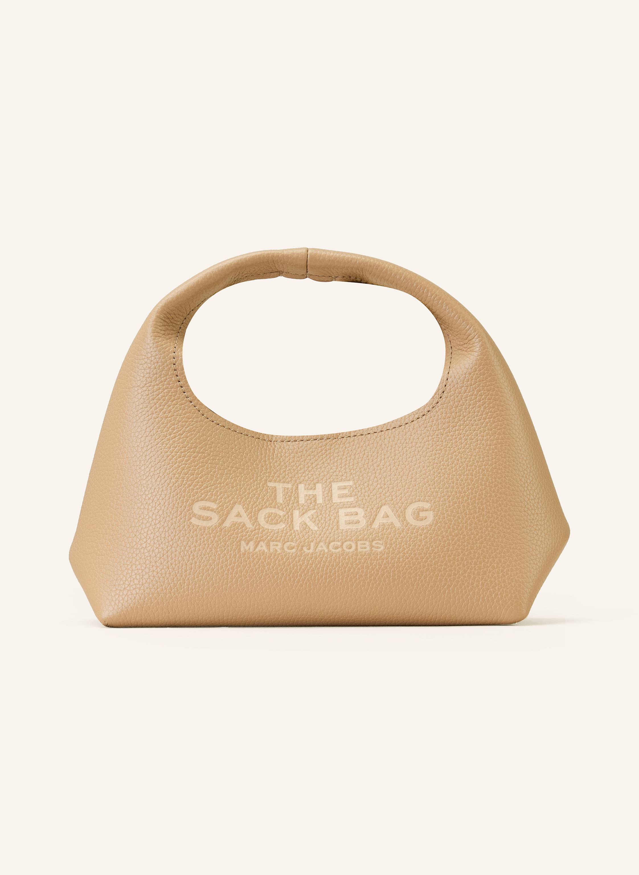 Marc Jacobs Genarbtes Leder. Breiter Tragehenkel. Schließt mit Magnetverschluss. Integrierte Pouch. Ein großes Hauptfach innen. Label-Prägung auf Vorder- und Rückseite in camel
