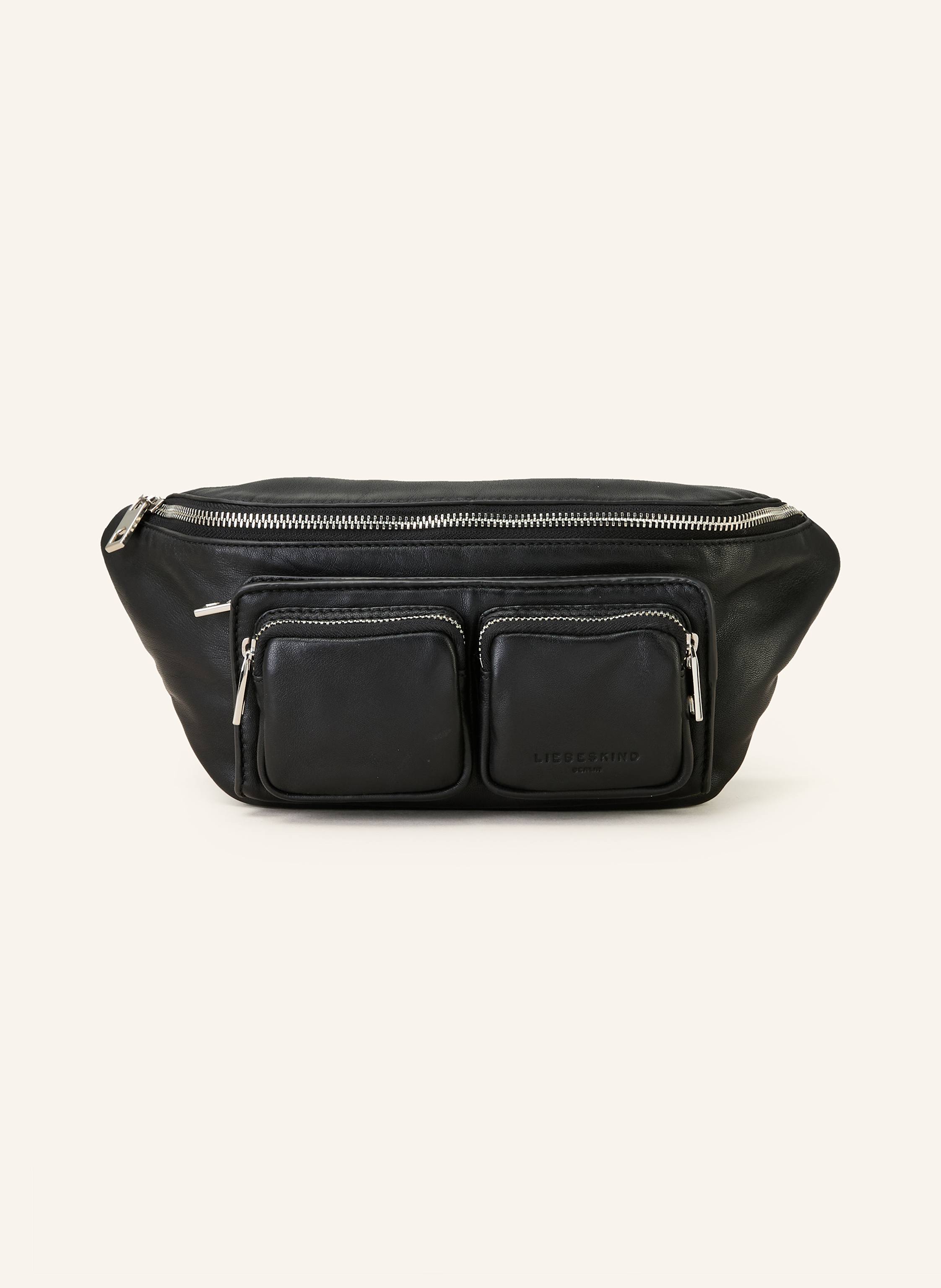 Liebeskind Berlin Weiches, feingenarbtes Leder. Schließt mit Reißverschluss. Längenverstellbarer Gürtel. Außenfächer auf der Vorderseite. Innen ein Hauptfach. Label-Details in schwarz