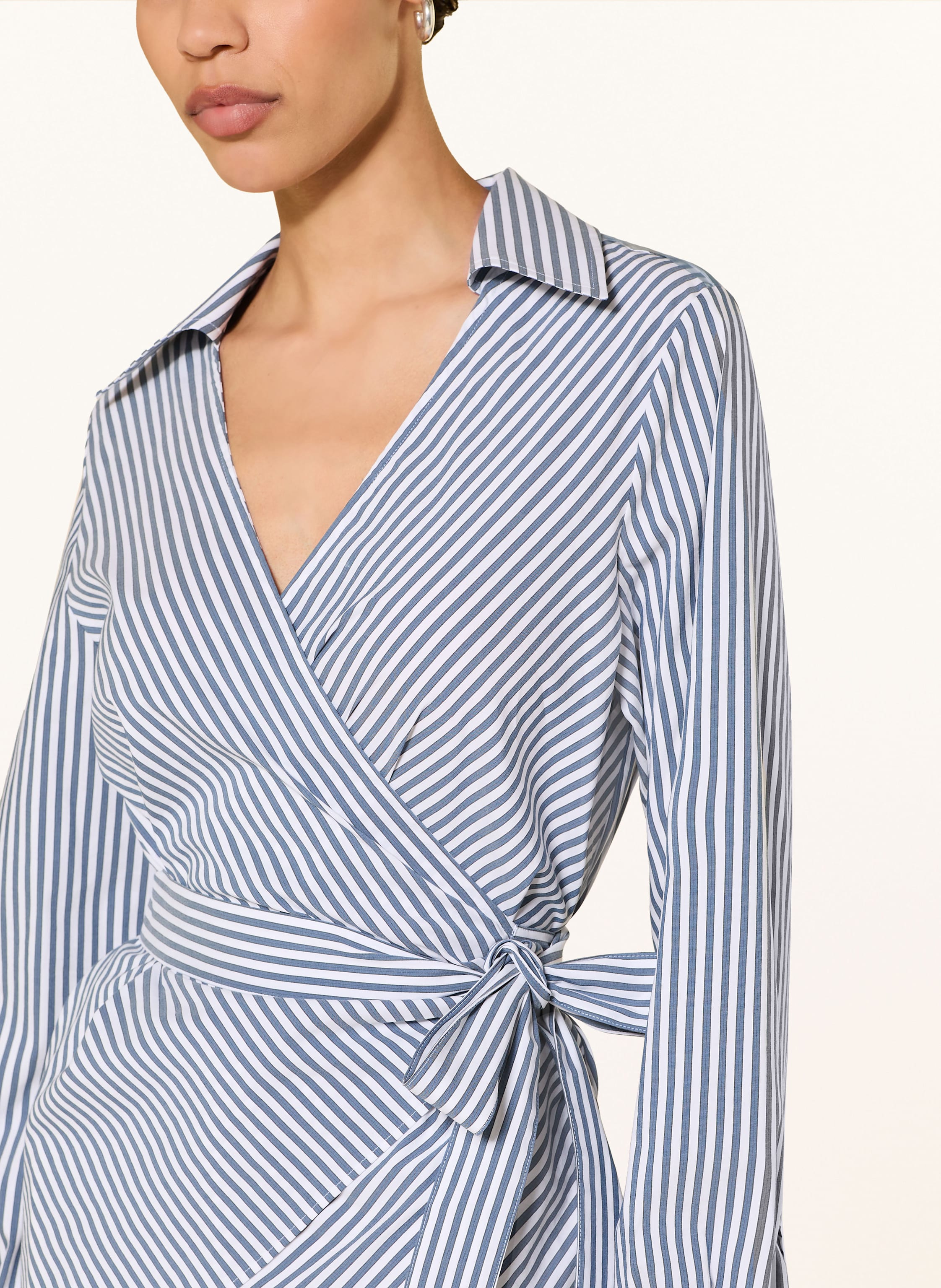 Thumbnail - Boss Bluse Bekania In Wickeloptik blau