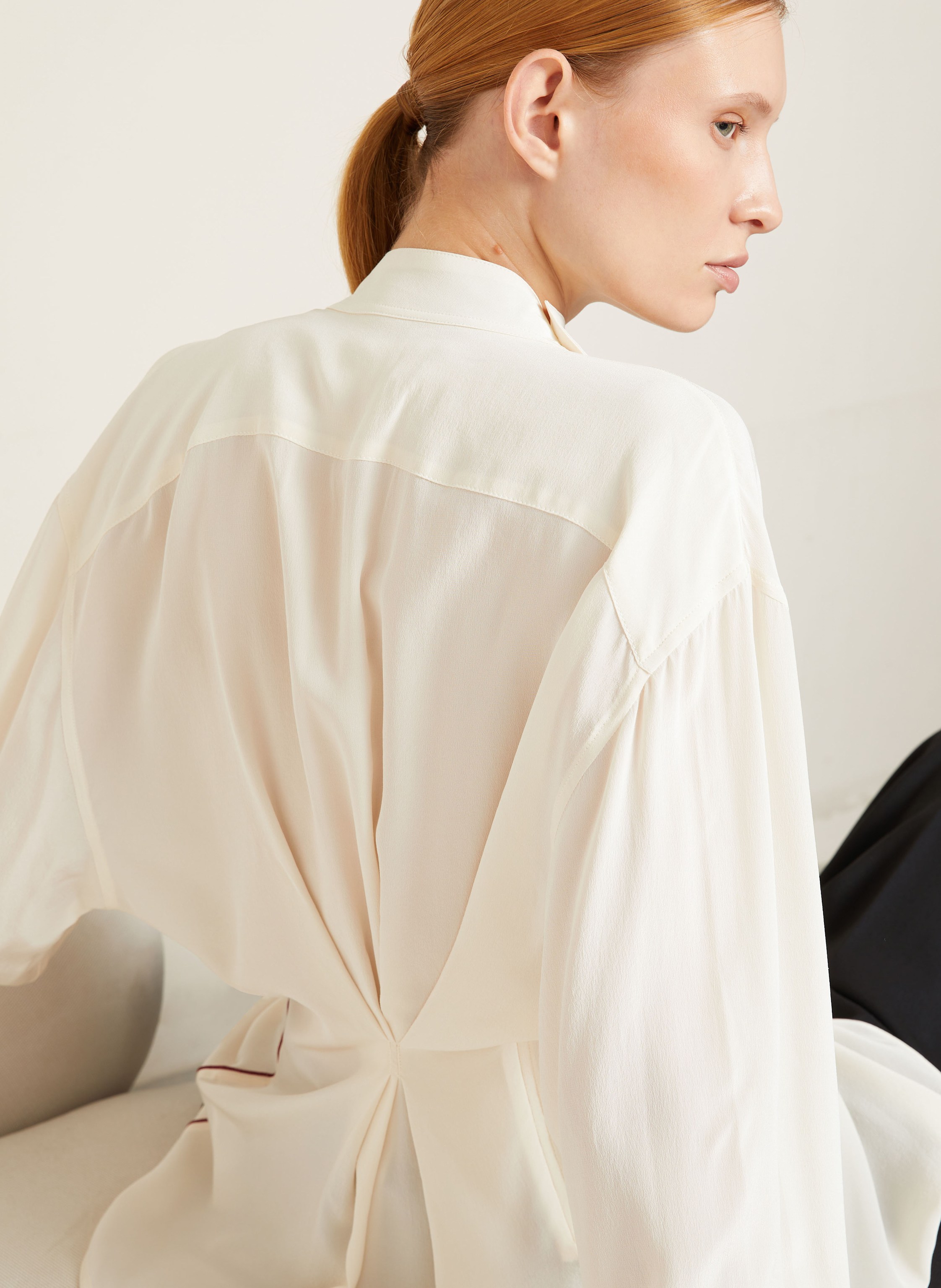 Thumbnail - Victoria Beckham Schluppenbluse Aus Seide Mit Cut-Out weiss