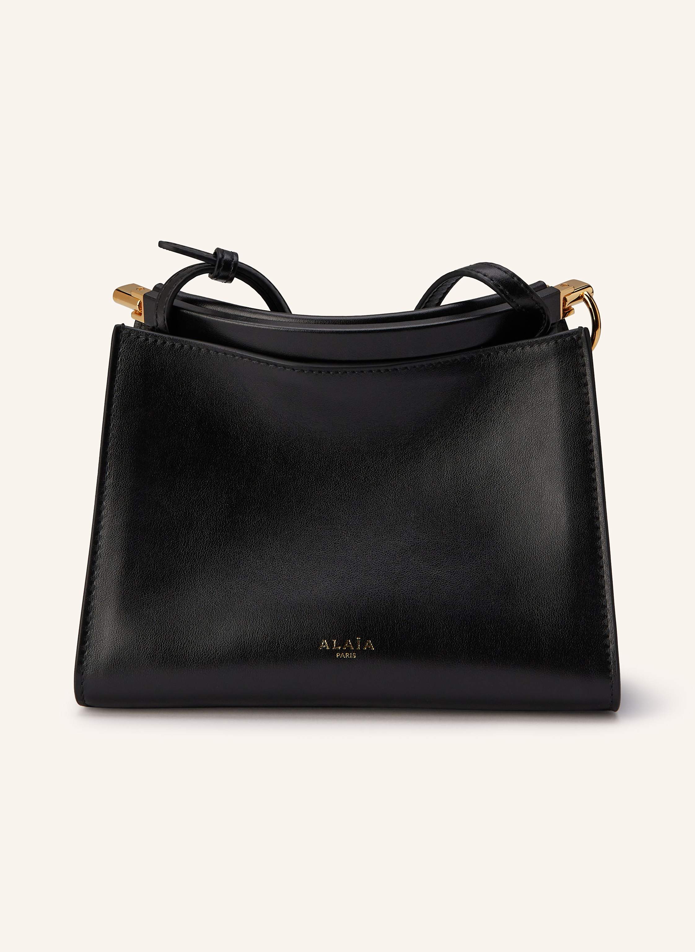 Alaïa Fein genarbtes Leder. Schließt mit Magnetverschluss und Schnappverschluss. Ein Tragegriff. Längenverstellbarer Schulterriemen. Innen zwei Hauptfächer. Verstärkter Taschenboden. Taschenanhänger mit Rin Small in schwarz