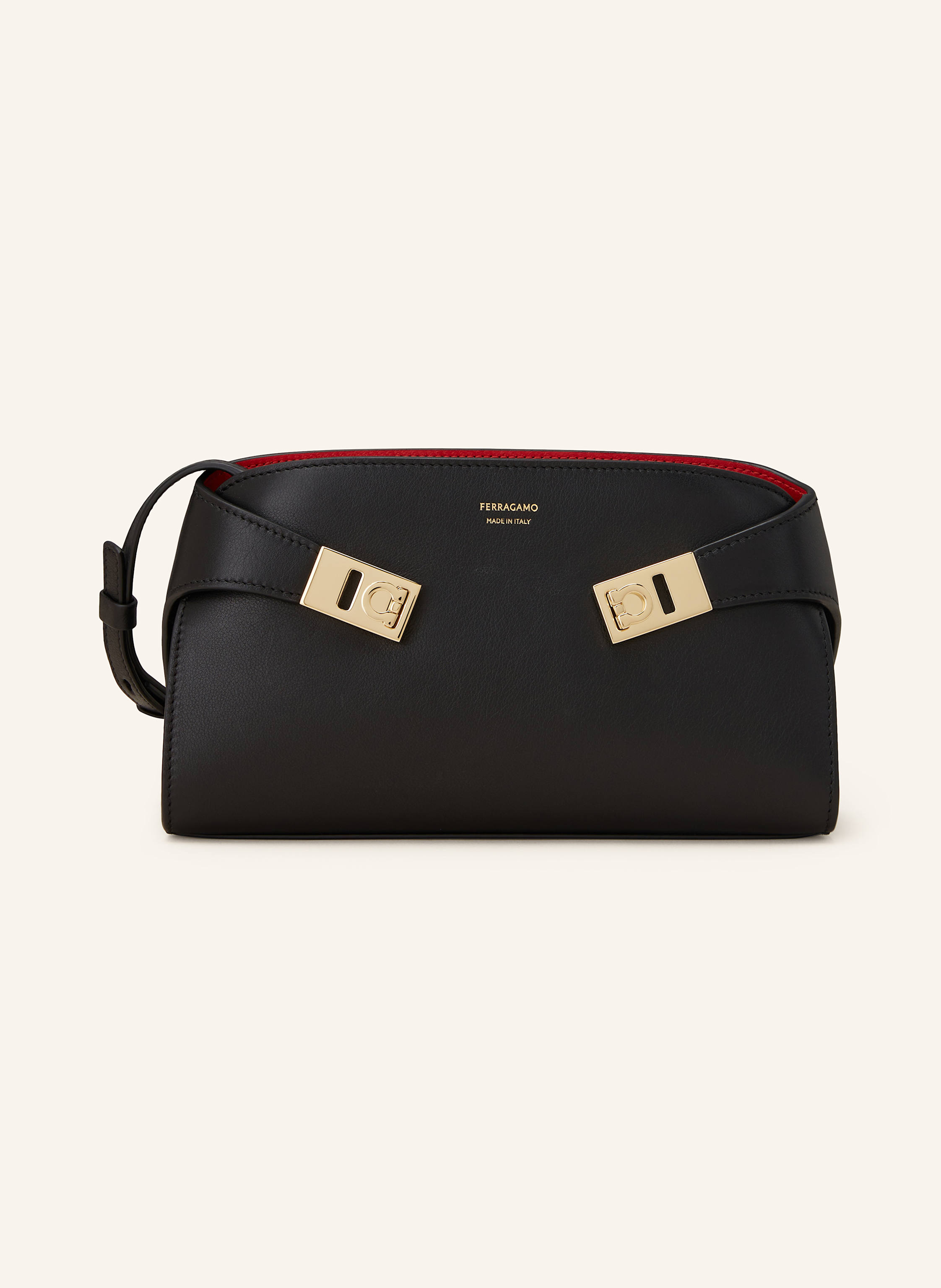 Ferragamo Fein genarbtes Leder. Schließt mit Reißverschluss. Abnehmbarer, längenverstellbarer Schulterriemen. Innen ein Hauptfach. Zwei Kartenfächer. Verstärkter Taschenboden. Riegel mit Steckschließen. Logo-Ve in schwarz