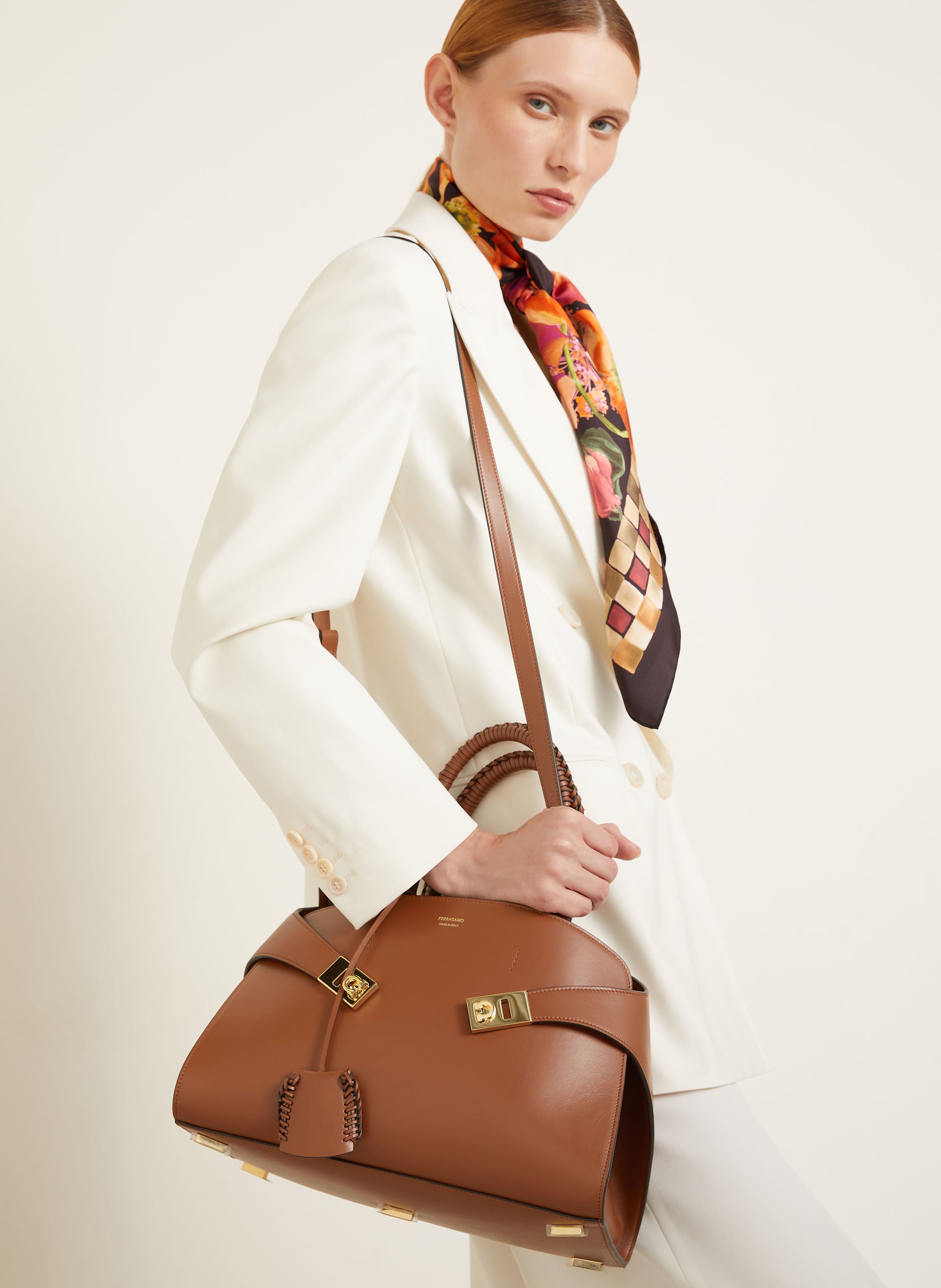 Thumbnail - Ferragamo Handtasche Hug braun