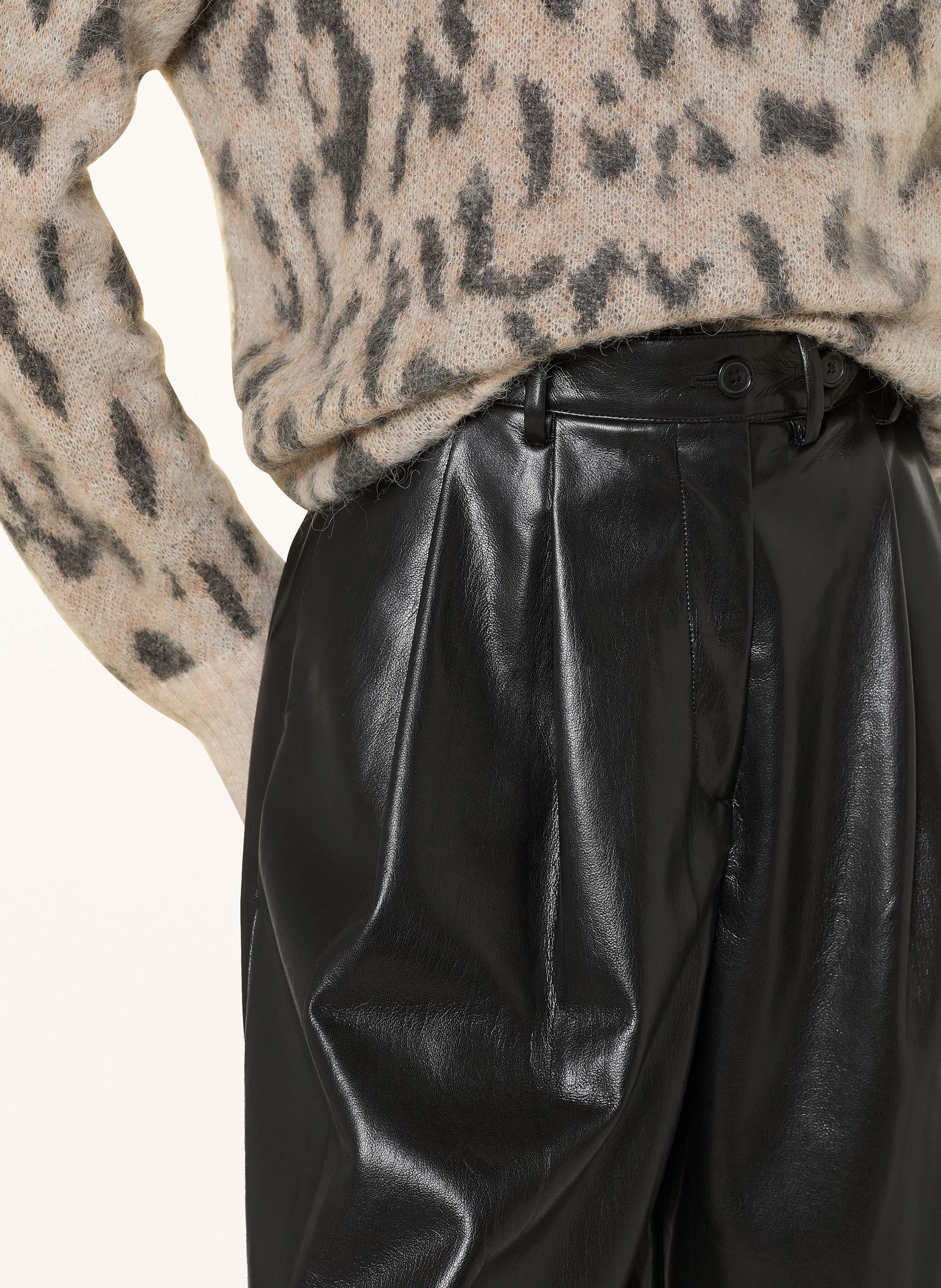 Thumbnail - Mrs & Hugs Shorts In Lederoptik schwarz