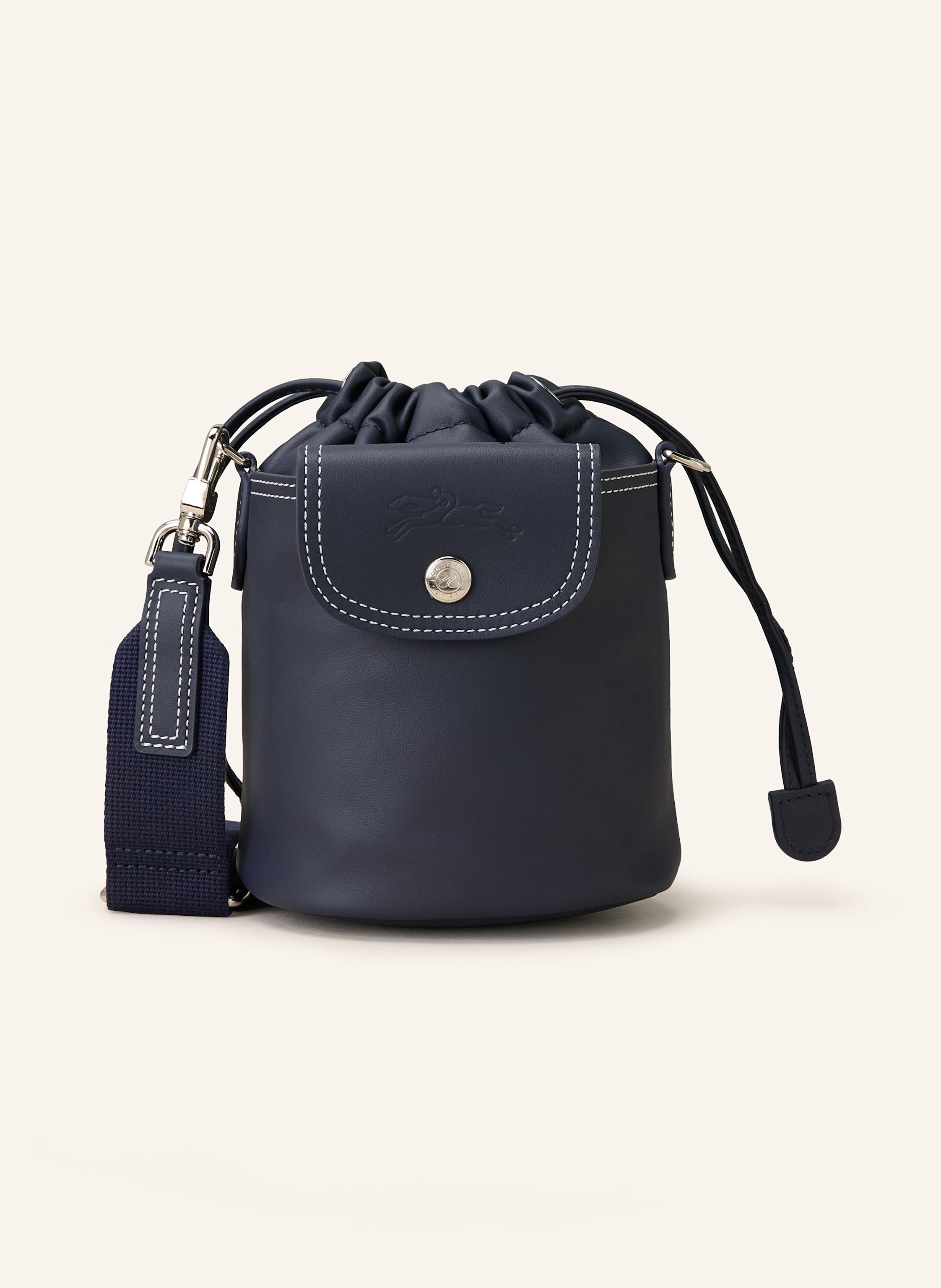Longchamp Leder, Textil. Schließt mit Durchzugsband. Abnehmbarer, längenverstellbarer Schulterriemen. Außenfach auf Vorderseite. Innen ein Hauptfach. Innenfach mit Reißverschluss. Label-Details in dunkelblau