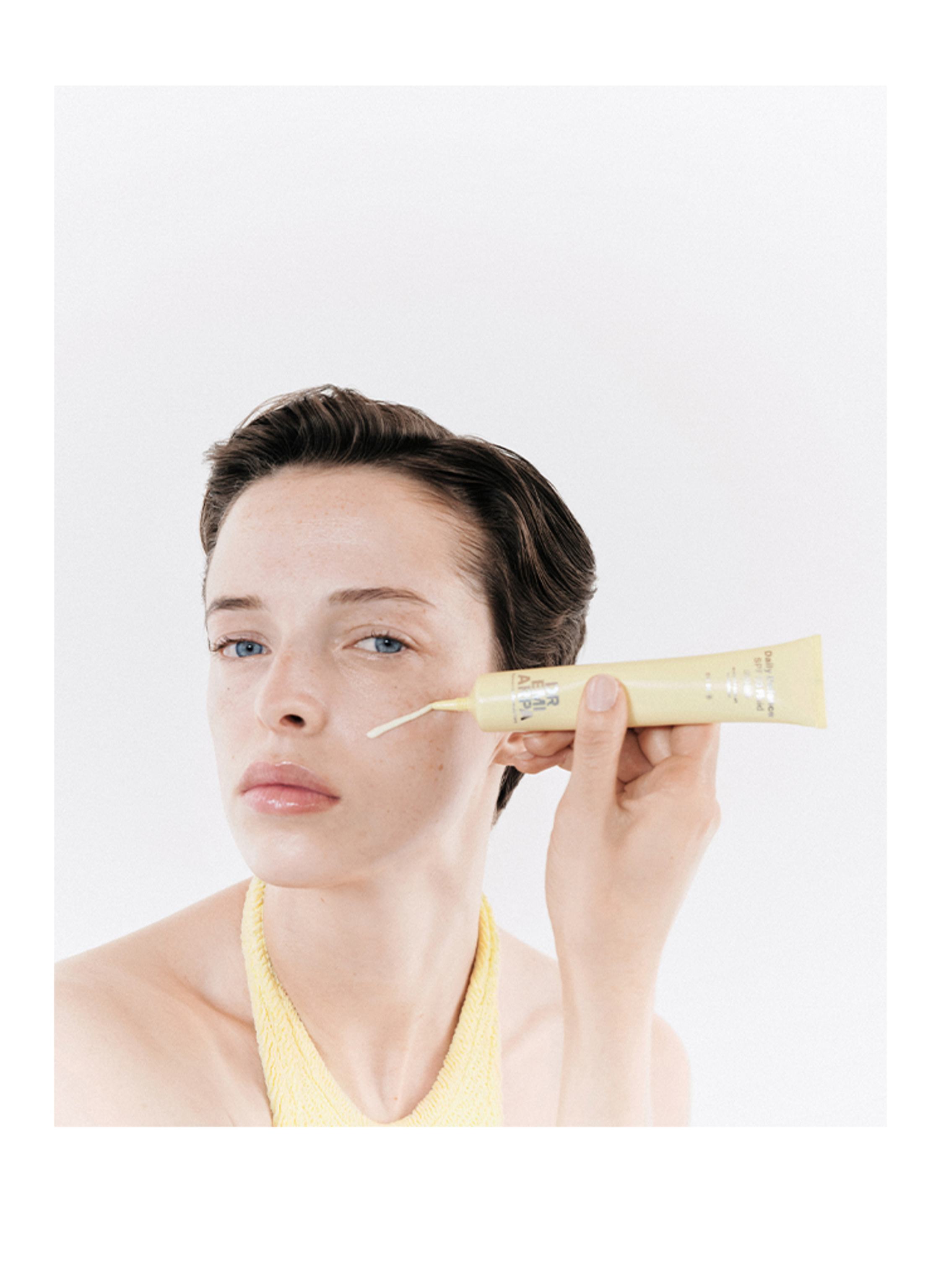 Thumbnail - Dr. Emi Arpa Skin Daily Defence Spf 50 Fluid Sonnenschutz für das Gesicht 50 ml