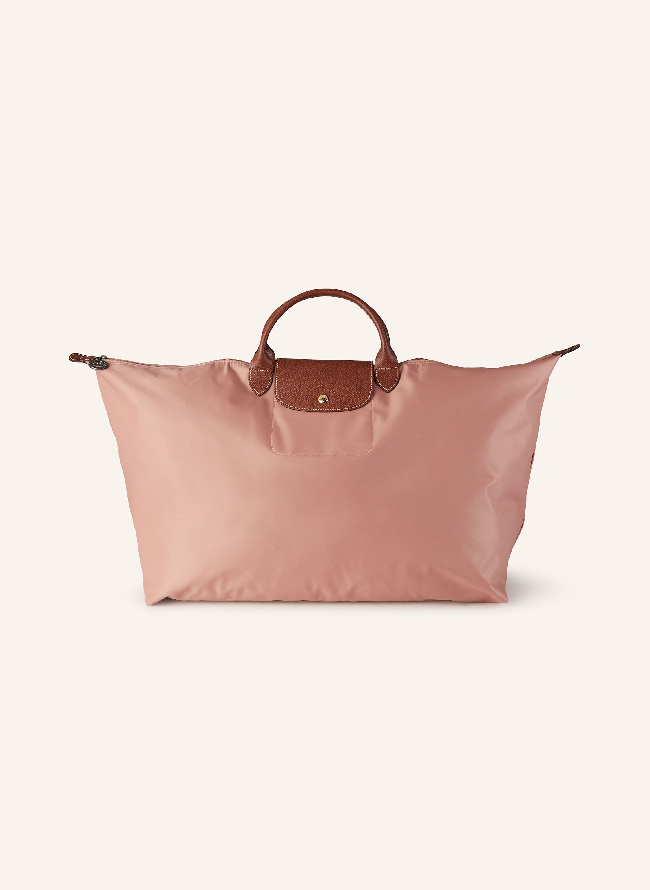 Longchamp Textil mit genarbten Lederdetails. Schließt mit Reißverschluss und Druckknopf. Tragegriffe. Innen ein Hauptfach. Steckfach für Smartphone & Co. Label-Emblem auf der Front. Faltbar in lachs