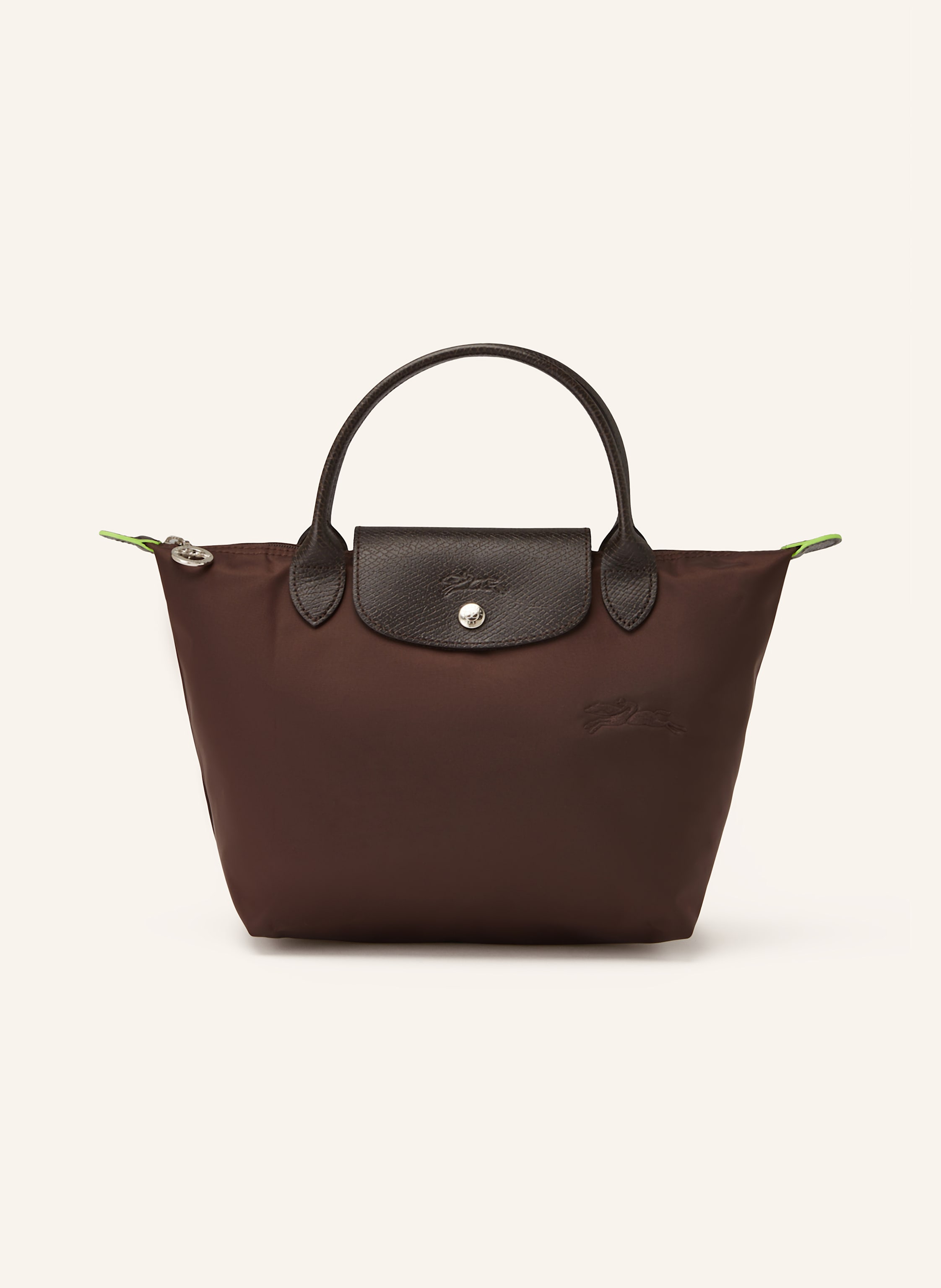 Longchamp Textil mit Lederdetails. Reptilienoptik. Silberfarbene Metalldetails. Schließt mit einem Reißverschluss. Überschlag mit Druckknopf zum Falten. Zwei Trageriemen. Innen ein Hauptfach. Ein Steckfach für in dunkelbraun