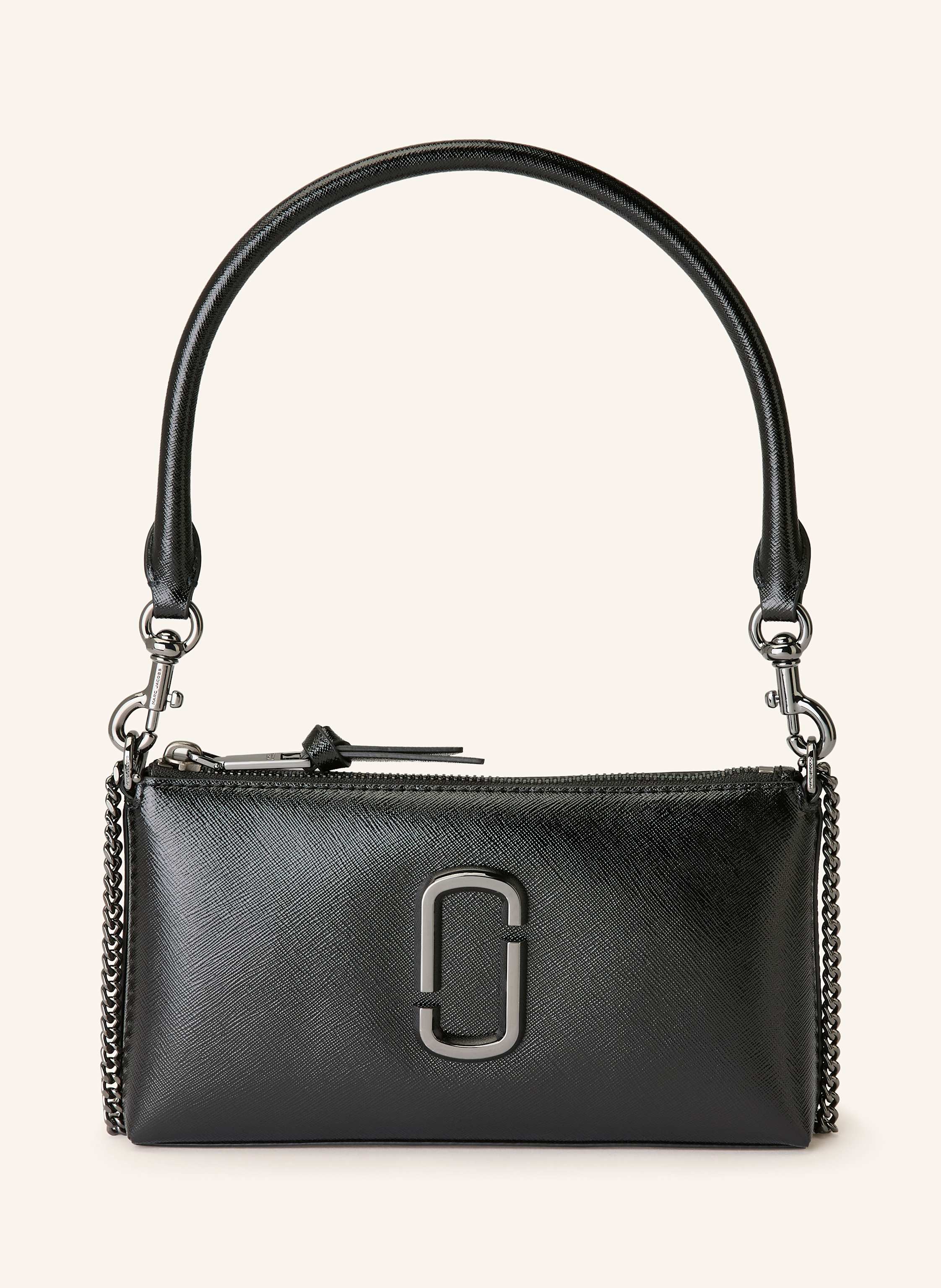 Marc Jacobs Saffiano-Leder. Schließt mit Reißverschluss. Ein abnehmbarer Tragegriff. Abnehmbare Schulterkette. Innen ein Hauptfach. Drei Kartenfächer. Logo-Applikation auf der Front. Label-Prägung auf der Rücksei in schwarz Saffiano-Leder