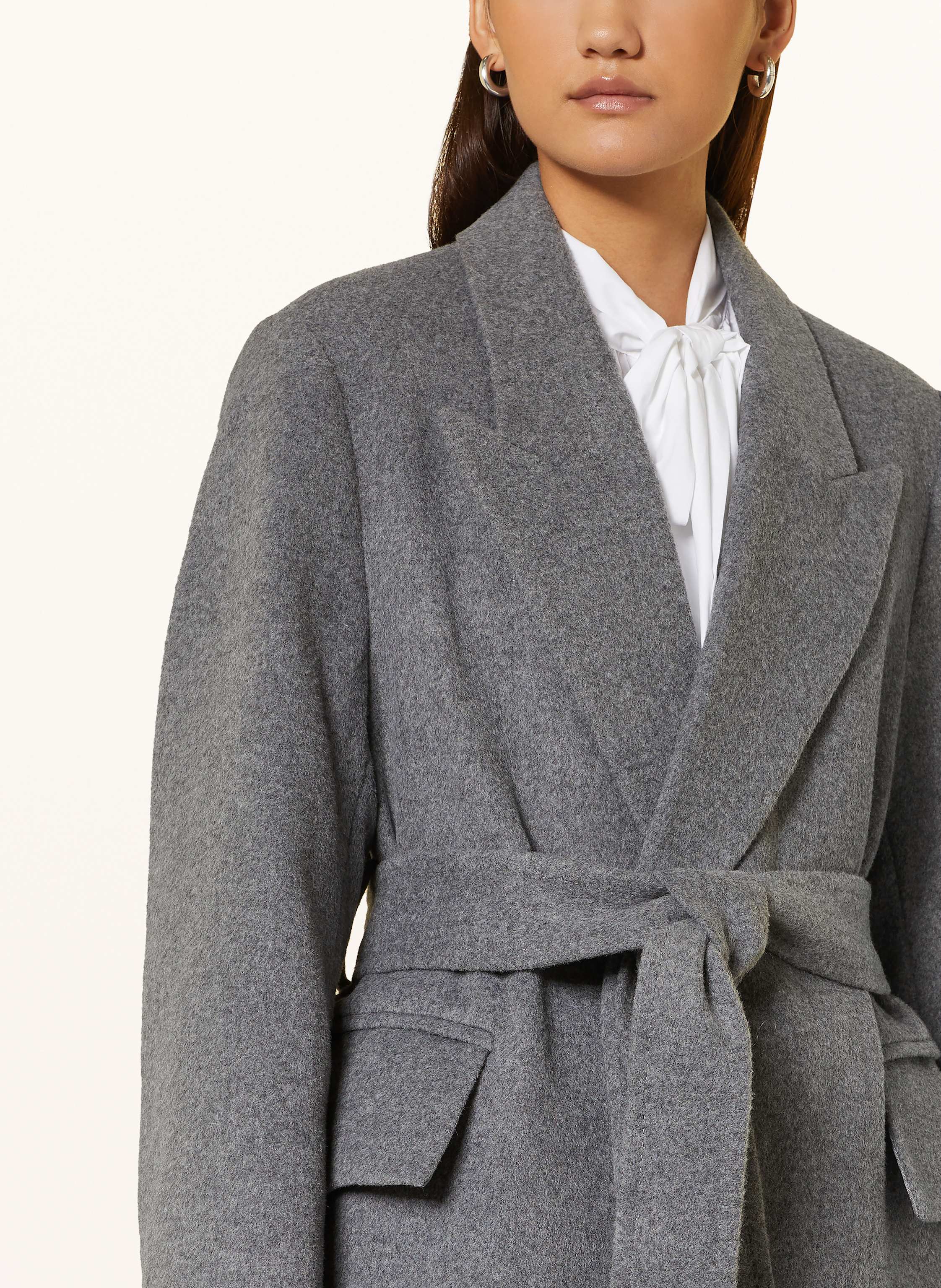 Thumbnail - Mrs & Hugs Mantel grau