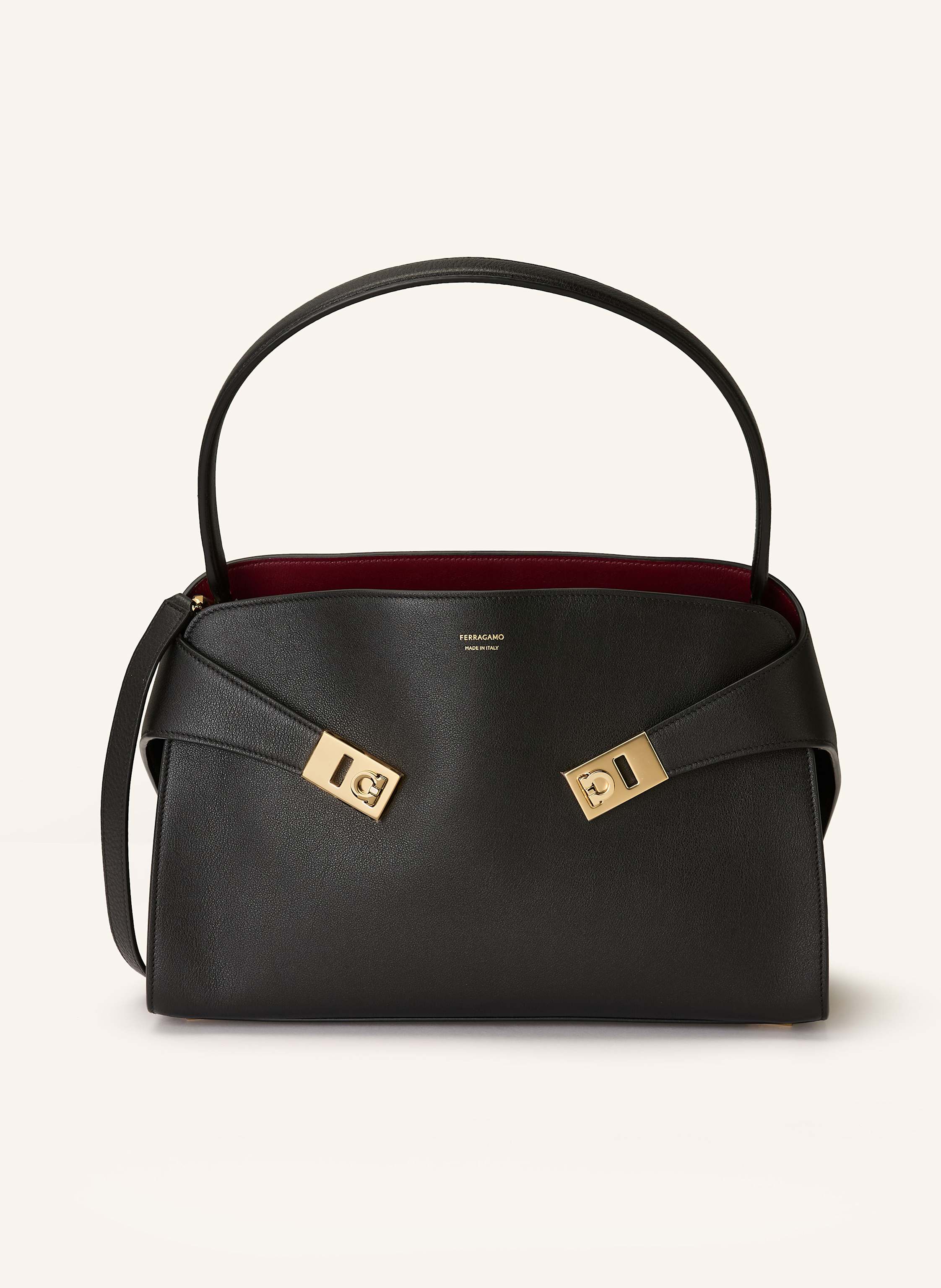 Ferragamo Fein genarbtes Leder. Schließt mit Magnetverschlüssen. Ein Tragehenkel. Abnehmbarer, längenverstellbarer Schulterriemen. Zwei Hauptfächer innen. Ein Innenfach mit Reißverschluss. Zwei Kartenfächer. La in schwarz