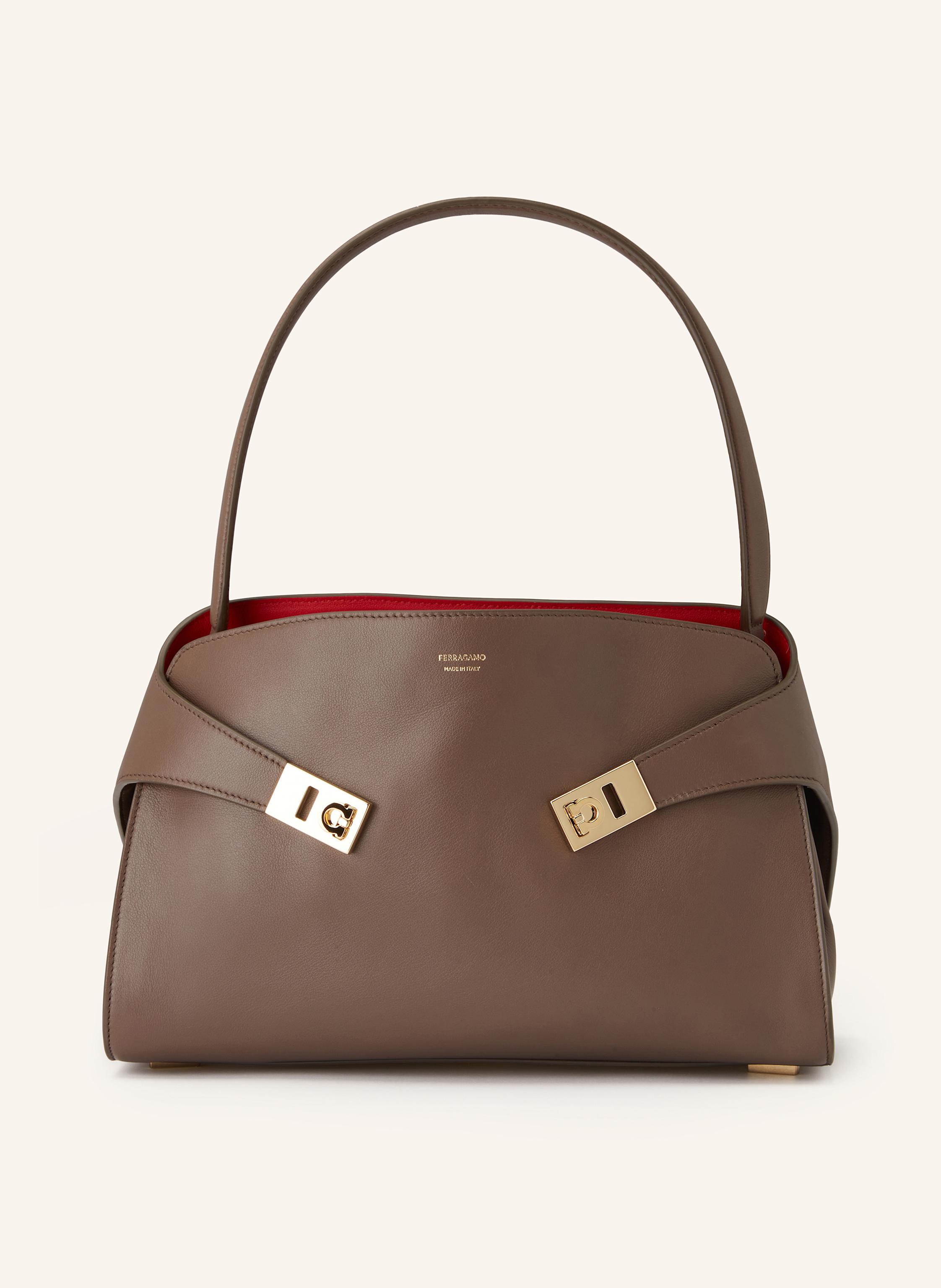 Ferragamo Fein genarbtes Leder. Schließt mit Magnetverschlüssen. Ein Tragehenkel. Abnehmbarer, längenverstellbarer Schulterriemen. Zwei Hauptfächer innen. Ein Innenfach mit Reißverschluss. Zwei Kartenfächer. La in braun / rot