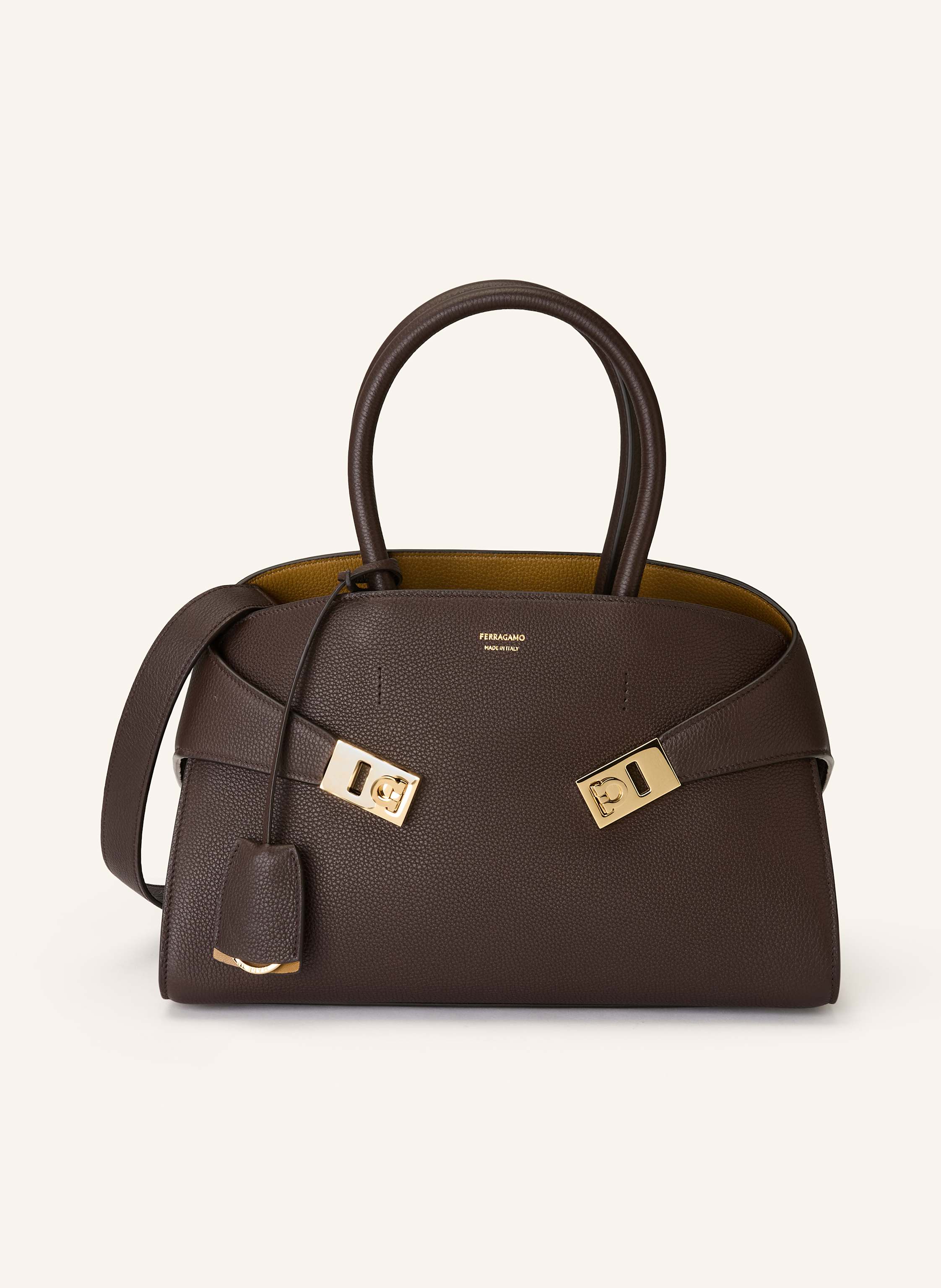 Ferragamo Genarbtes Leder. Schließt mit Knebelverschluss. Zwei Tragegriffe. Abnehmbarer, längenverstellbarer Schulterriemen. Innen ein Hauptfach. Innenfach mit Reißverschluss. Verstärkter Taschenboden. Riegel m in dunkelbraun