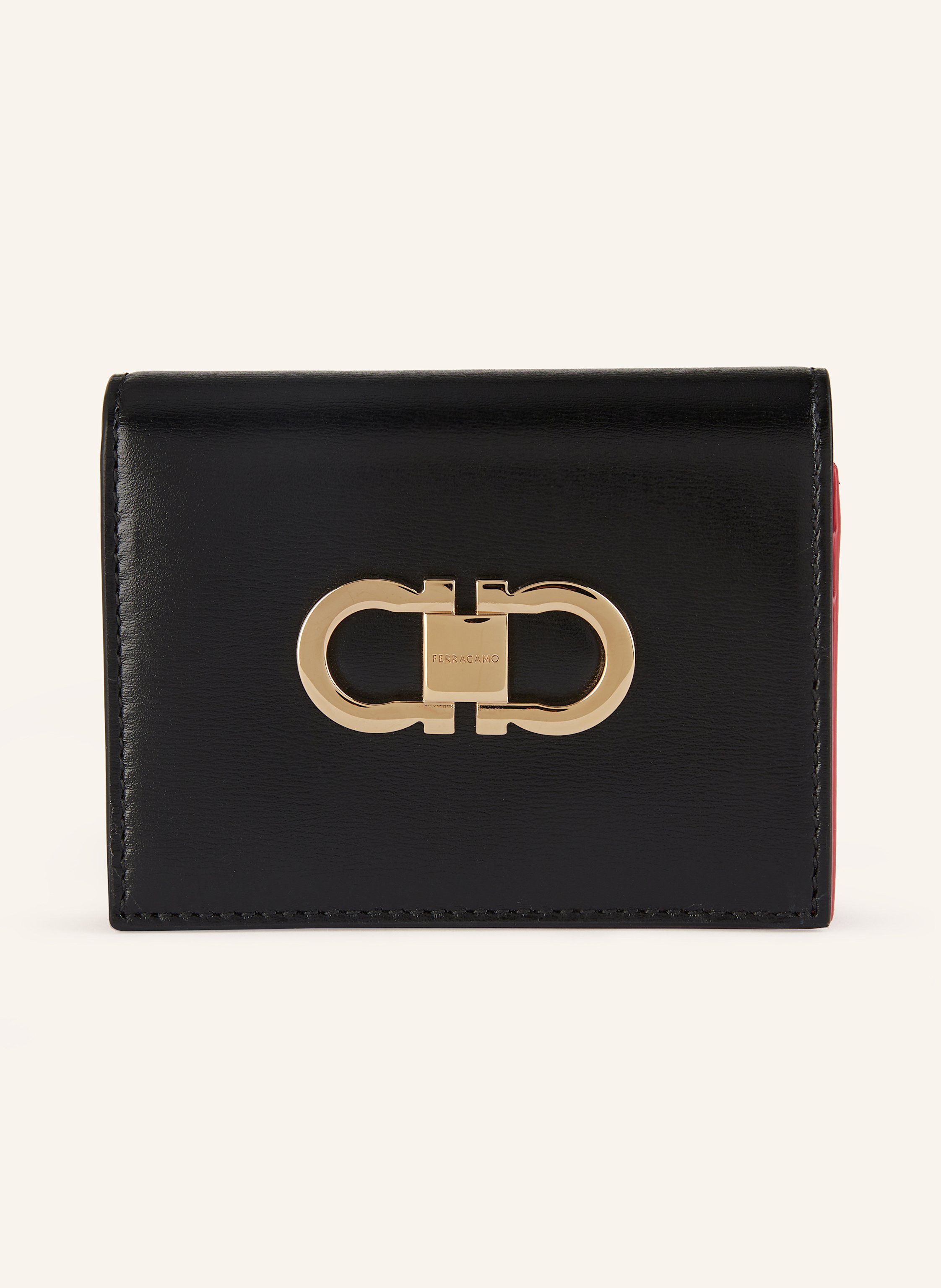 Ferragamo Fein genarbtes Leder. Schließt mit Druckknopf. Münzfach mit Reißverschluss. Ein Steckfach innen. Fünf Kartensteckfächer innen. Dekoratives Detail vorne. Made in Italy in schwarz