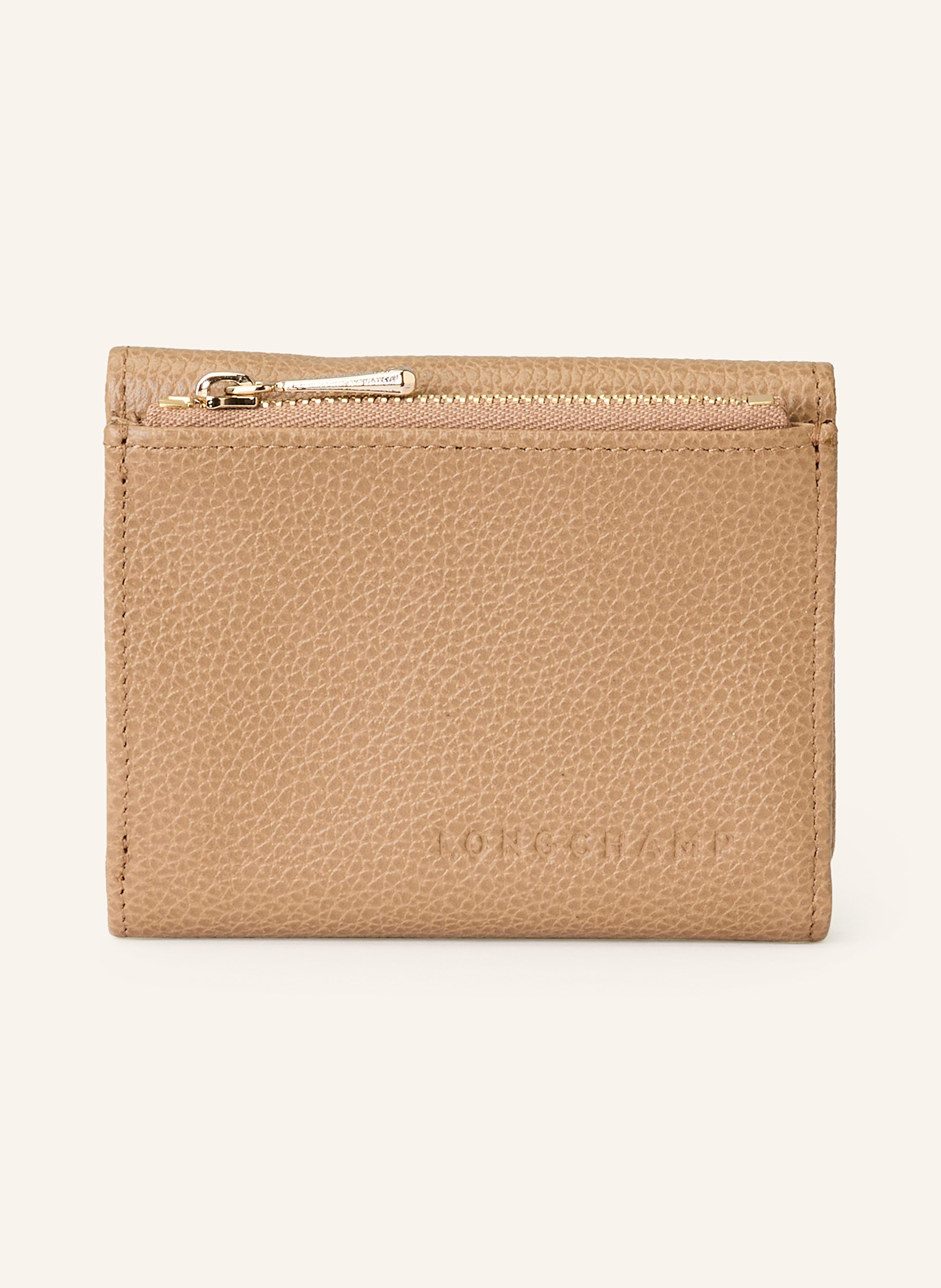 Longchamp Genarbtes Leder. Schließt mit Druckknopf. Münzfach mit Reißverschluss. Ein Innenfach. Sieben Steckfächer. Goldfarbene Hardware. Label-Prägung auf der Front in hellbraun