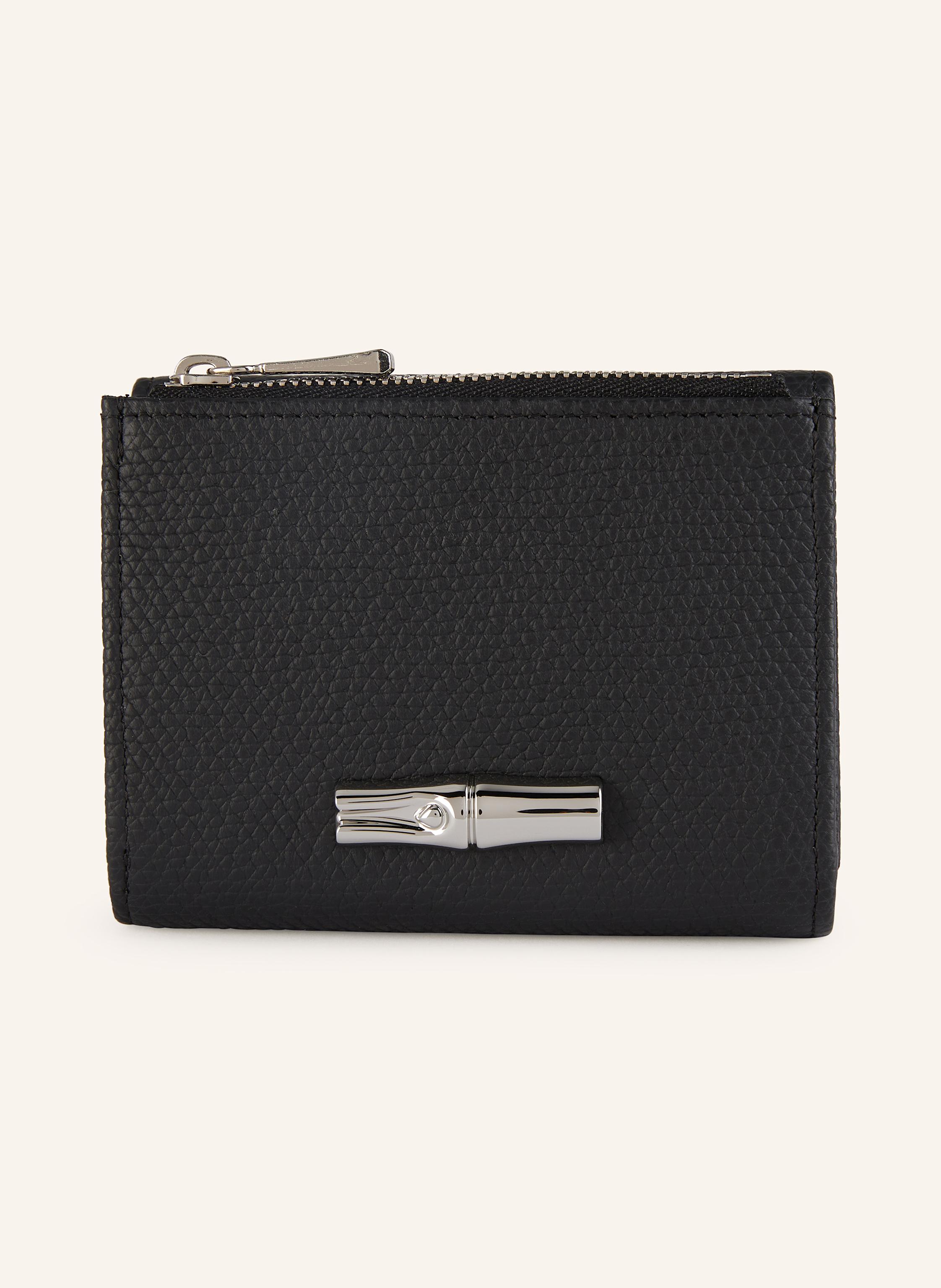 Longchamp Genarbtes Leder. Schließt mit Druckknopf. Münzfach mit Reißverschluss. Zwei Steckfächer. Sechs Kartenfächer. Ein Scheinfach. Silberfarbene Hardware. Label-Prägung auf der Innenseite in schwarz