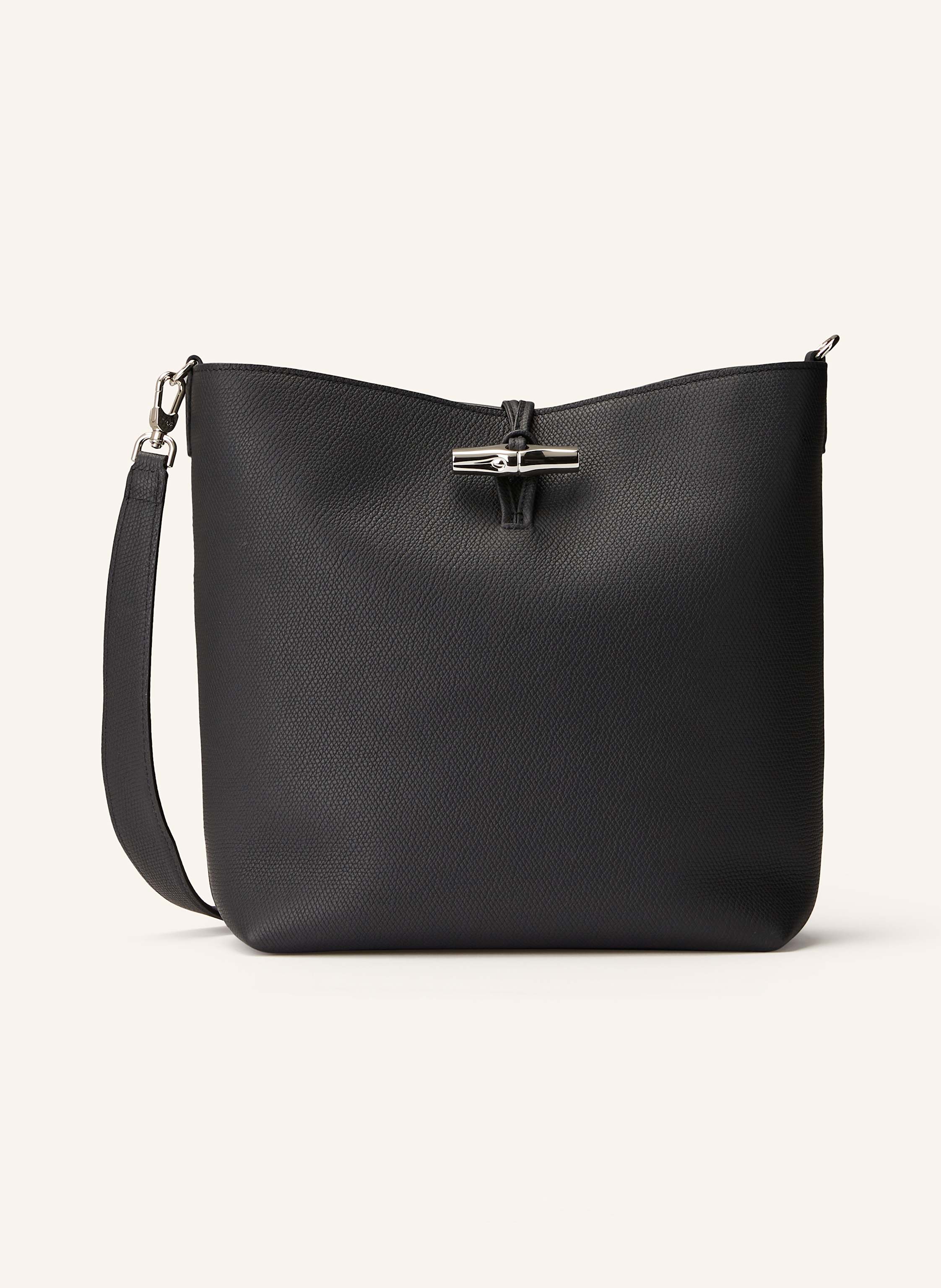 Longchamp Genarbtes Leder. Schließt mit Hakenverschluss. Ein Tragegriff. Abnehmbarer, längenverstellbarer Schulterriemen. Innen ein Hauptfach. Innenfach mit Reißverschluss. Ein Steckfach. Zwei Kartenfächer. Ver Large in schwarz