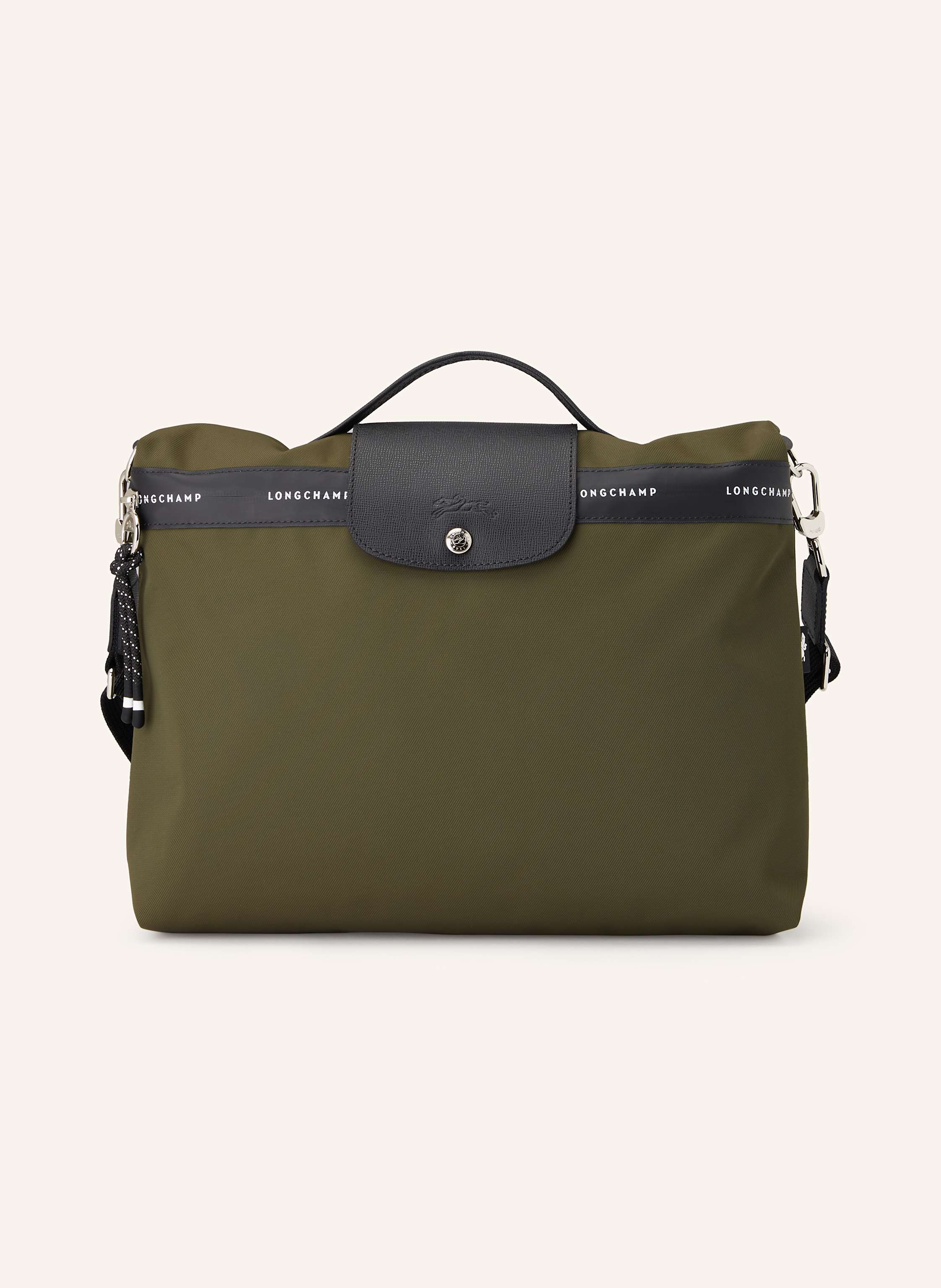 Longchamp Textil, Synthetik und genarbtes Leder. Ein Tragegriff oben. Längenverstellbarer, abnehmbarer Schulterriemen. Schließt mit Reißverschluss und Druckknopf. Ein Hauptfach. Laptop-Fach. Reißverschlussfach in khaki