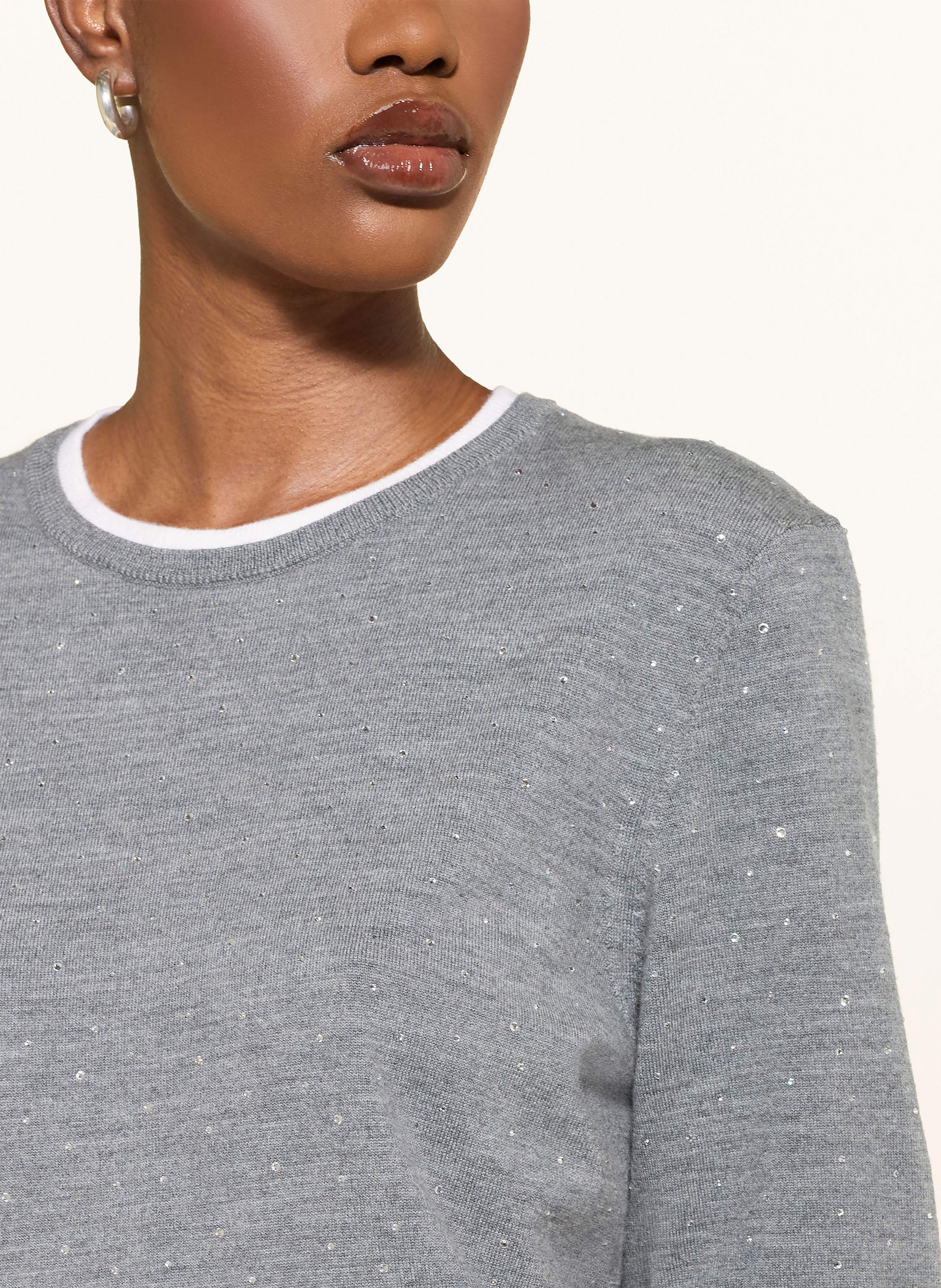 Thumbnail - Maje Strickshirt Mit Schmucksteinen grau