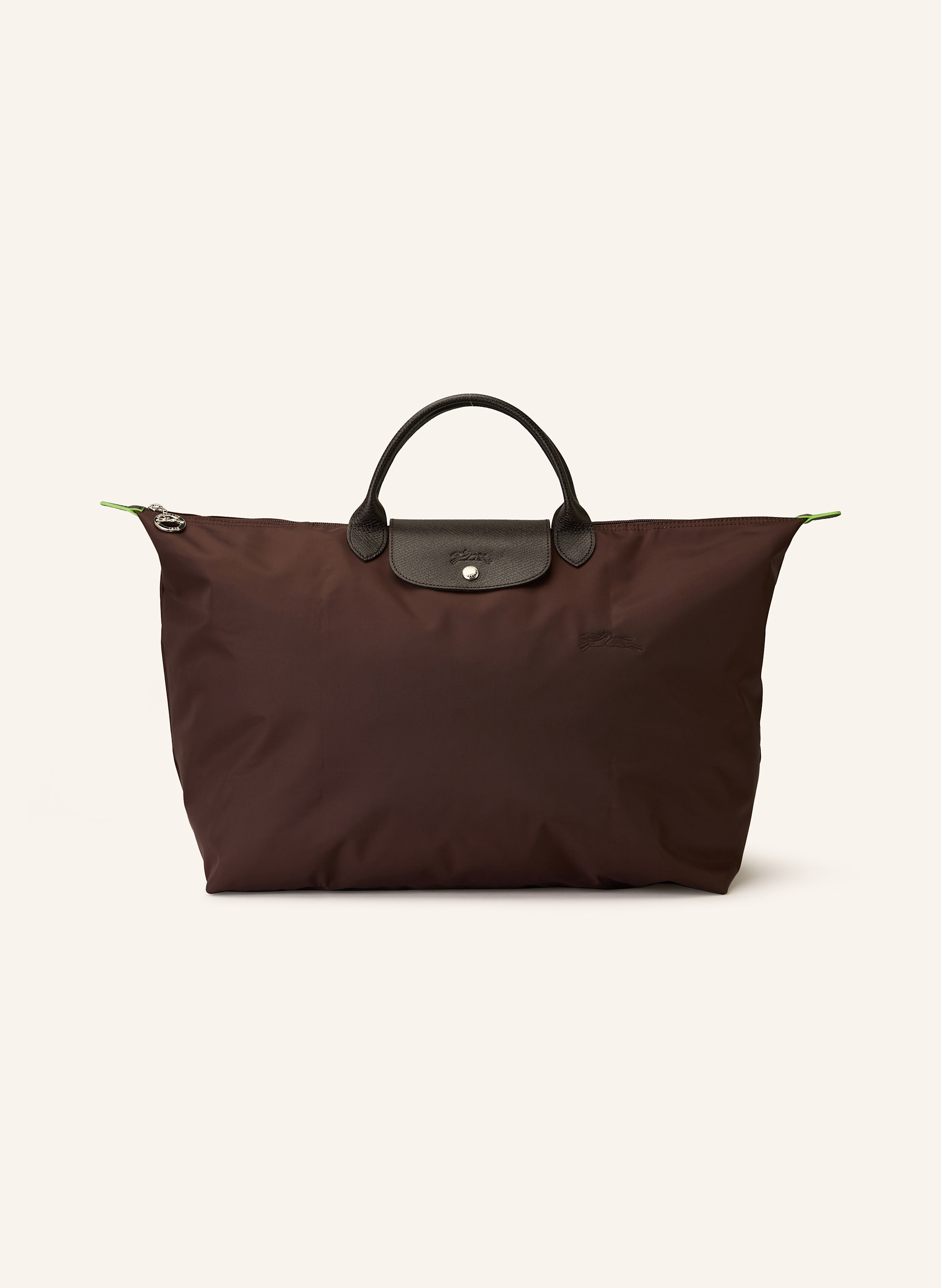 Longchamp Textil mit Lederdetails. Silberfarbene Metalldetails. Schließt mit einem Reißverschluss. Zwei Trageriemen. Überschlag mit Druckknopf zum Falten. Innen ein Hauptfach. Ein Steckfach für Smartphone & Co. Large in dunkelbraun