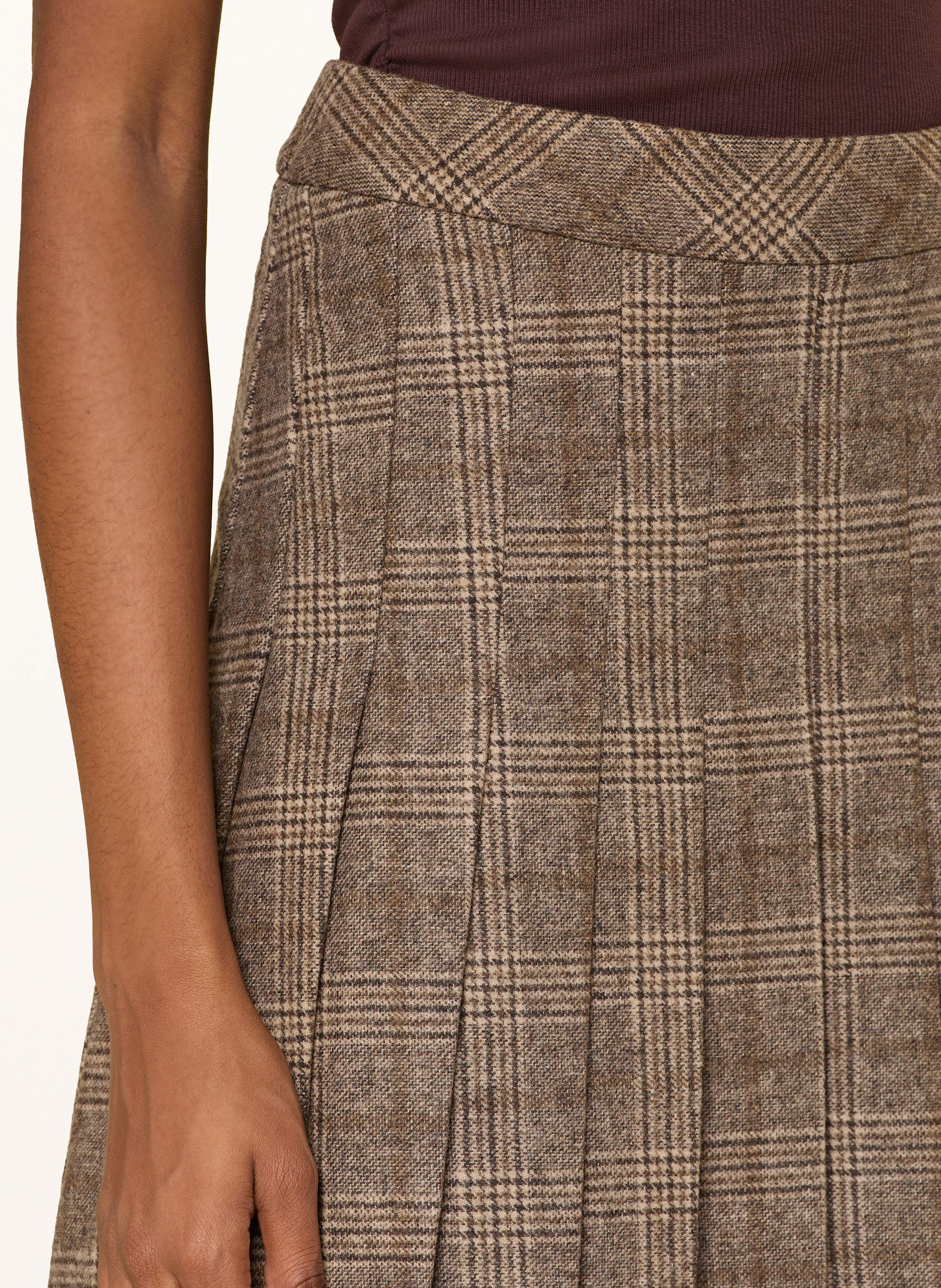 Thumbnail - Mrs & Hugs Rock braun