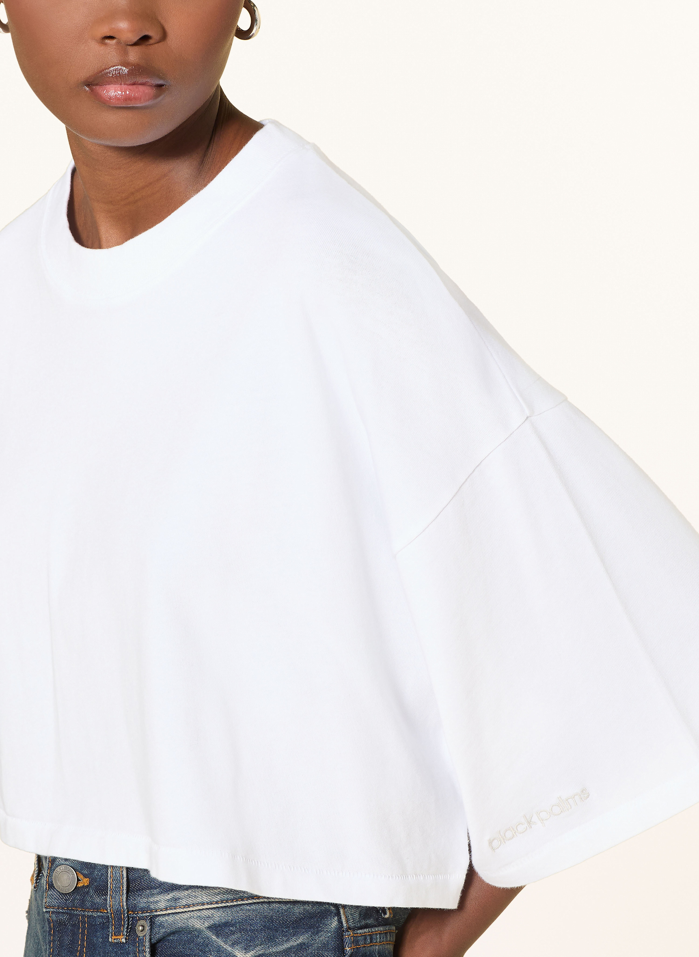 Thumbnail - Black Palms Cropped-Shirt weiss