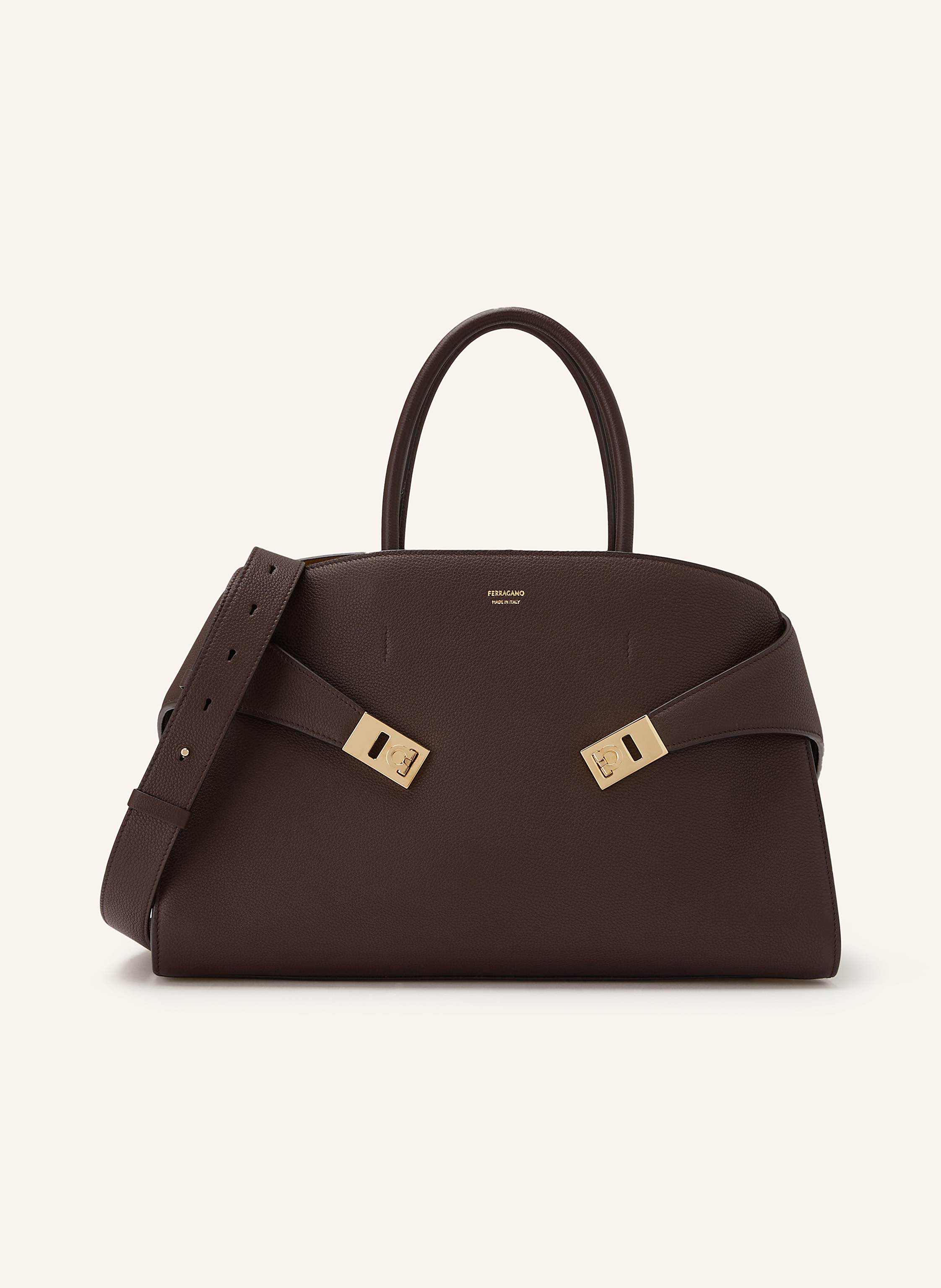 Ferragamo Genarbtes Leder. Schließt mit Knebelverschluss innen. Zwei Tragegriffe. Abnehmbarer, längenverstellbarer Schulterriemen. Seitliche Riegel mit Logo-Schließe. Innen ein Hauptfach. Innenfach mit Reißvers Large in schwarz