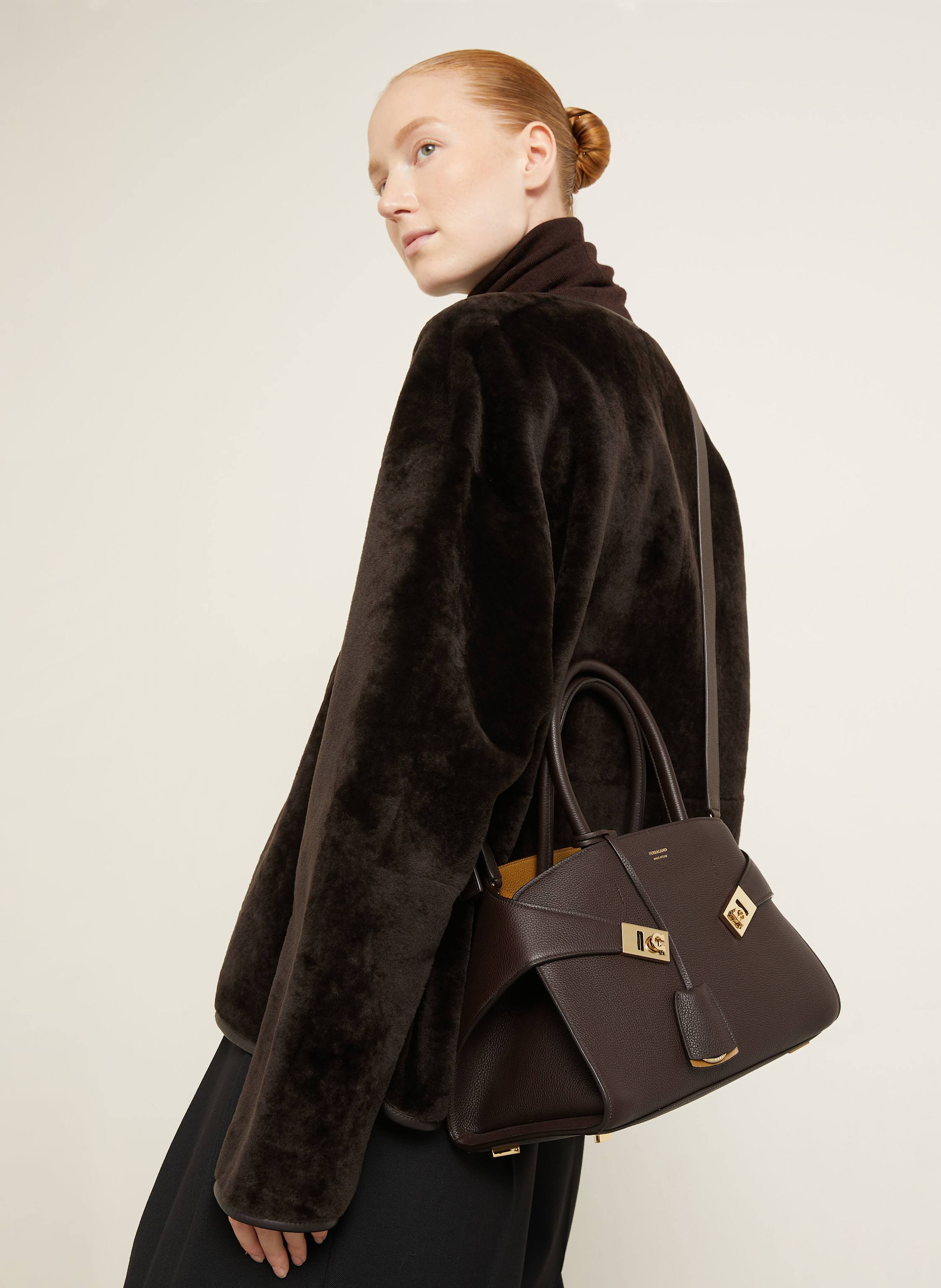 Thumbnail - Ferragamo Handtasche Hug schwarz