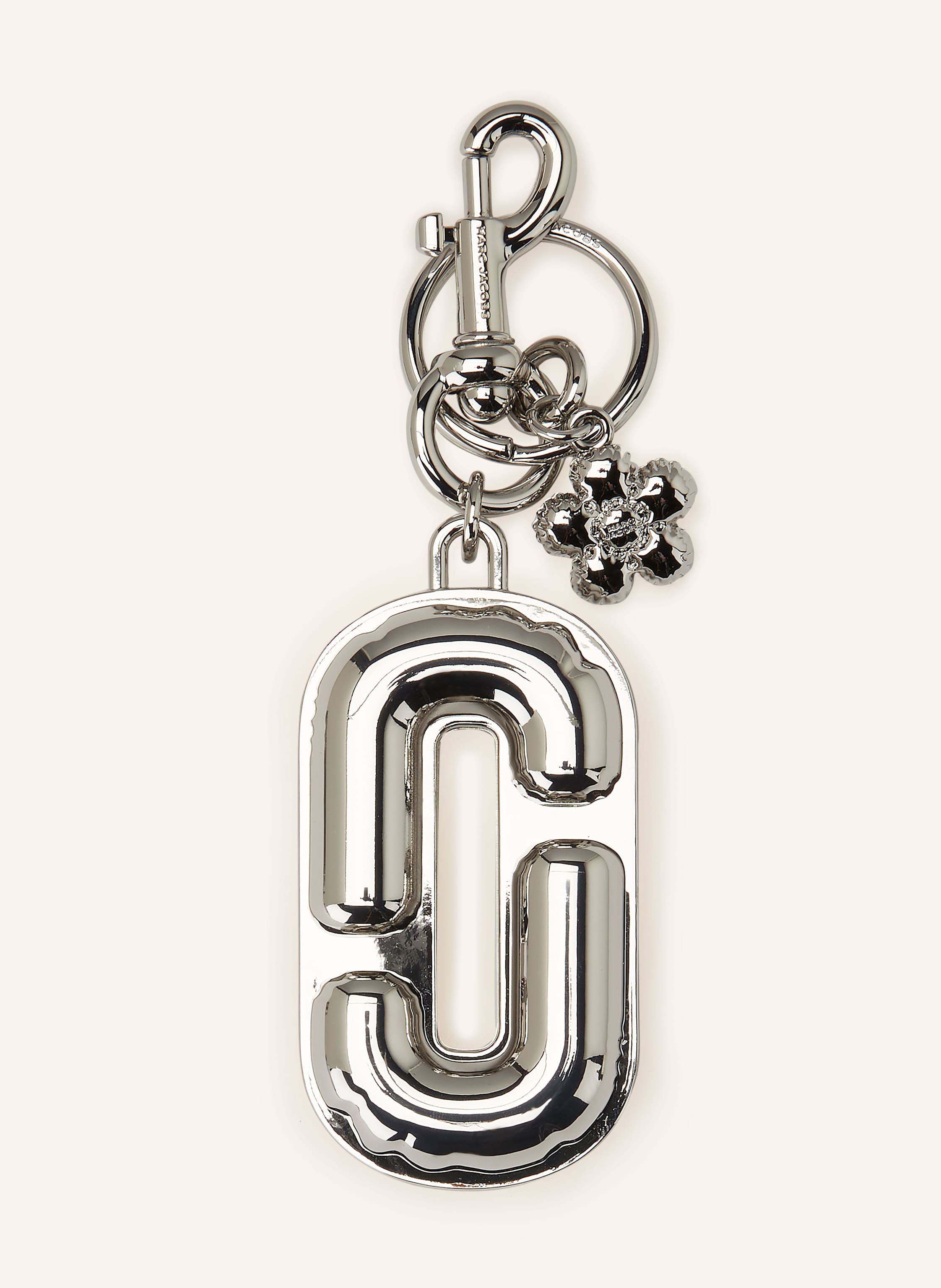 Marc Jacobs Metall. Anhänger in Label-Form. Karabinerverschluss. Schlüsselring in silber