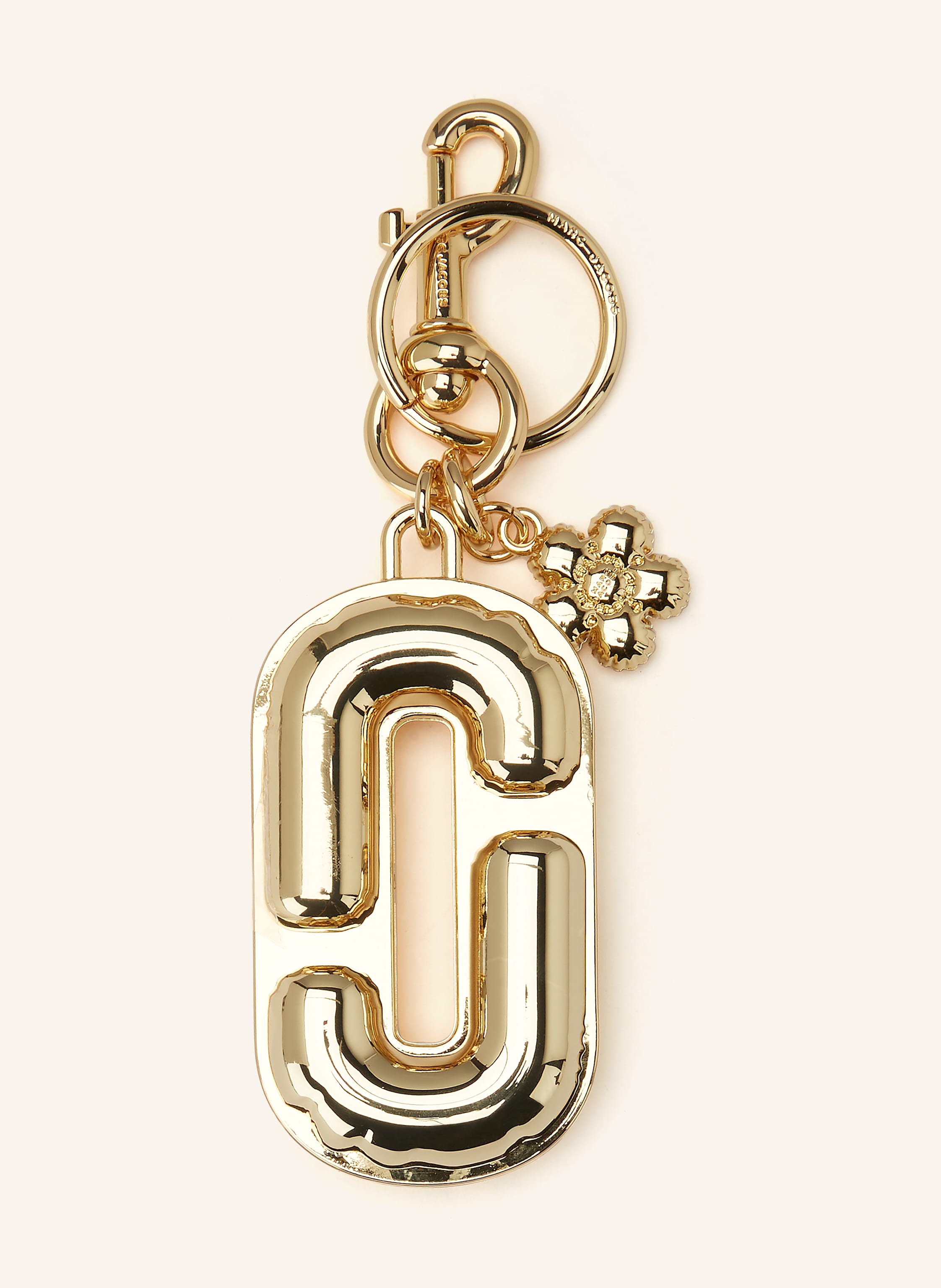 Marc Jacobs Metall. Anhänger in Label-Form. Karabinerverschluss. Schlüsselring in gold